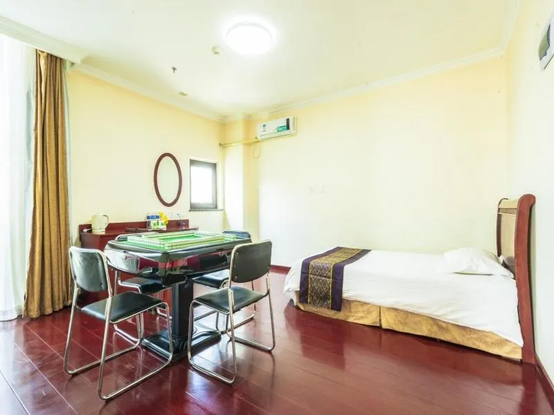 Bed in GreenTree Inn HeBei ChengDe Railway Station Southeast ChengDe Century City Business Hotel