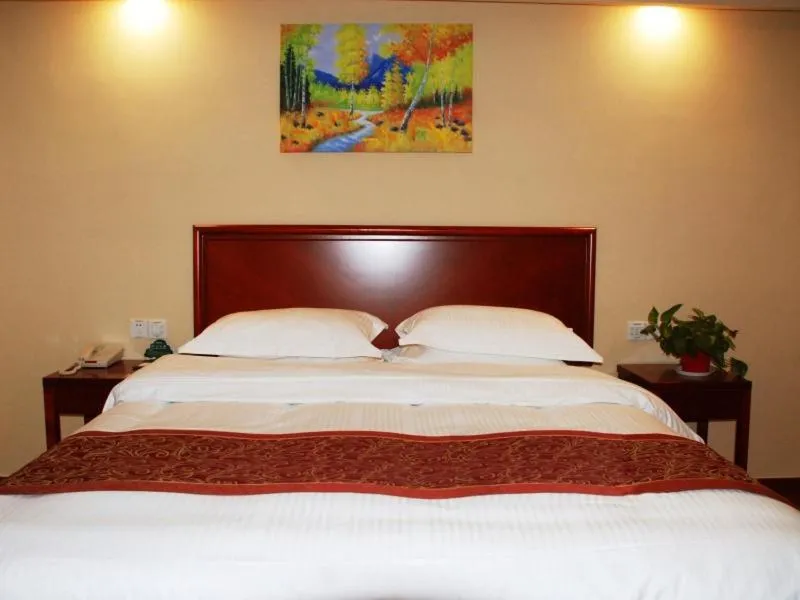 Bed in GreenTree Inn ShanDong WeiFang LinQu ZhanQian Road LuChuan Business Hotel