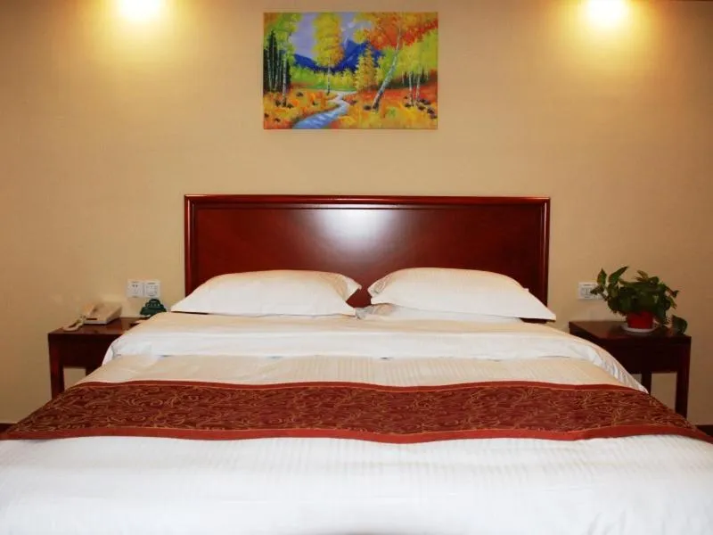 Bed in GreenTree Inn ShanDong WeiFang LinQu ZhanQian Road LuChuan Business Hotel