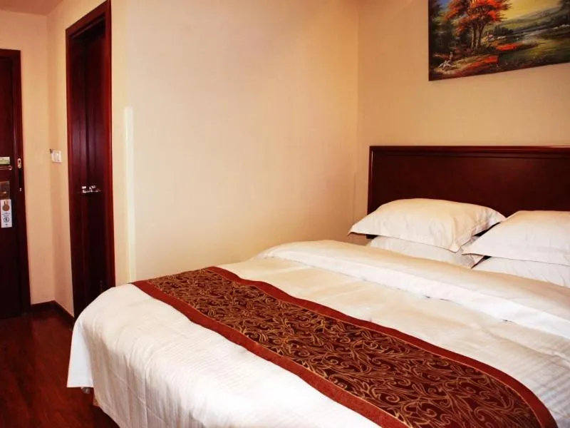 Bed in GreenTree Inn ShanDong WeiFang LinQu ZhanQian Road LuChuan Business Hotel