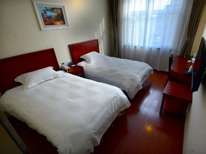 Bed in GreenTree Inn ShanDong LiaoCheng YangGu HuangShan Road ShiZiLou Express Hotel