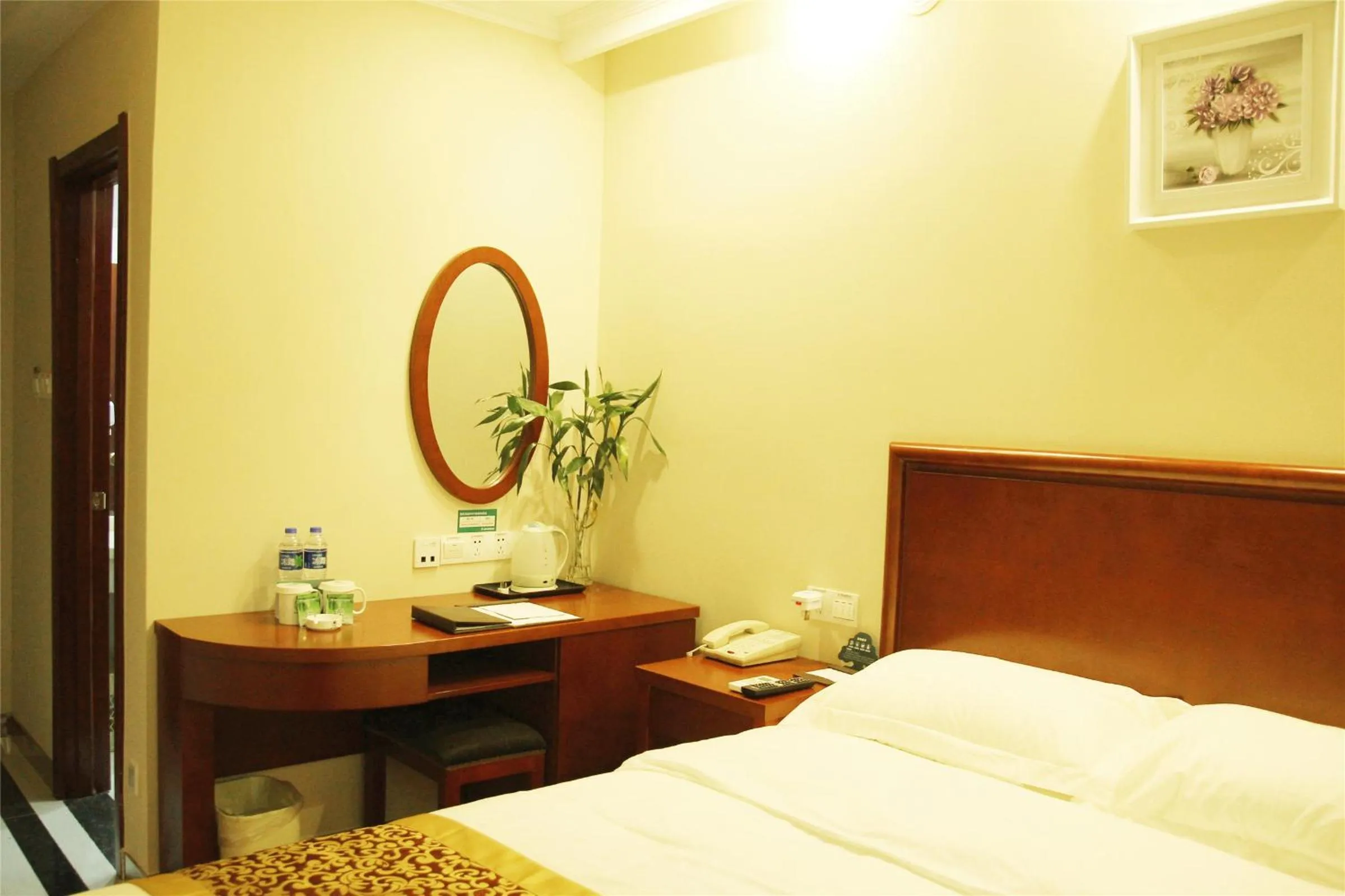 Bed in GreenTree Inn Jiangsu Suzhou Taicang Liuhe Passenger Station Express Hotel