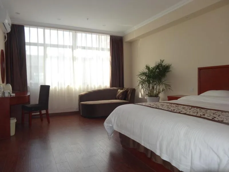 Bed in GreenTree Inn JiangSu YanCheng XiangShui ChenJiaGang RenMin E) Road HuangHai Road Business Hotel