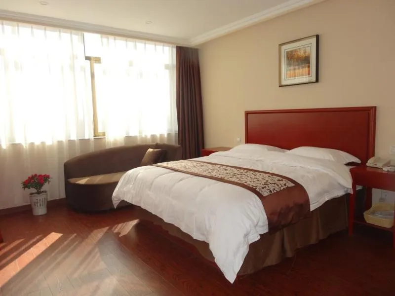 Bed in GreenTree Inn JiangSu YanCheng XiangShui ChenJiaGang RenMin E) Road HuangHai Road Business Hotel