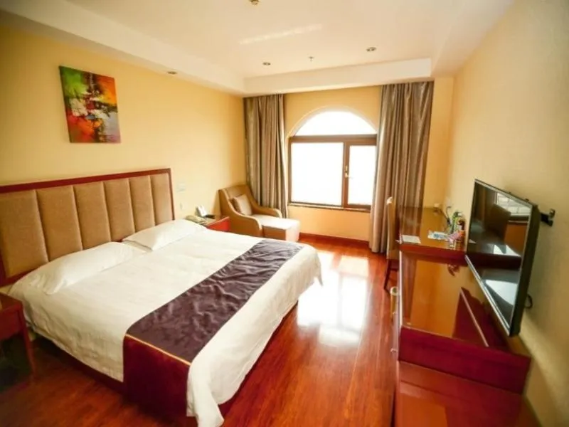 Bed in GreenTree Inn Shandong Qingdao Wuyishan Road Jiashike Shopping center Business Hotel