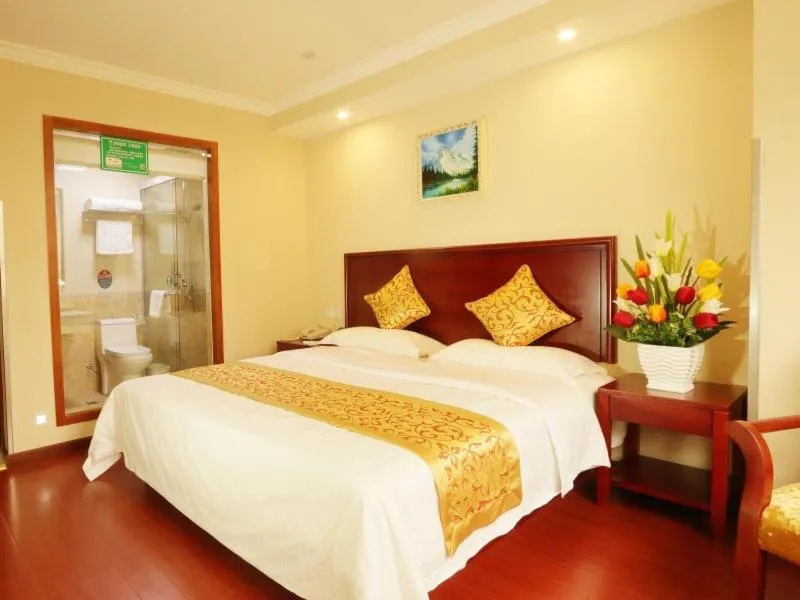 Bed in GreenTree Inn ZheJiang JiaXing West ZhongShan Road Vintage Car Building Express Hotel