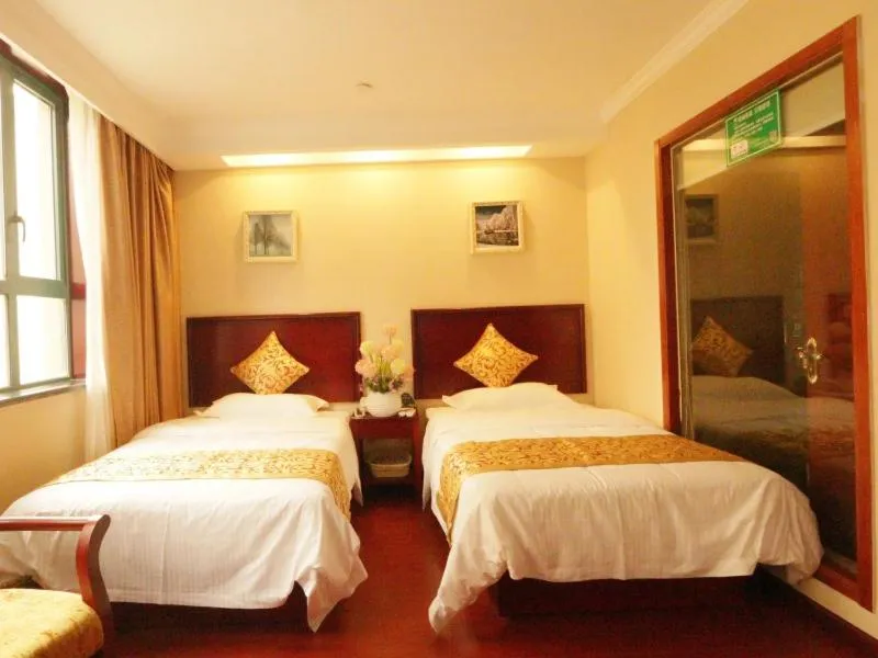 Bed in GreenTree Inn ZheJiang JiaXing West ZhongShan Road Vintage Car Building Express Hotel