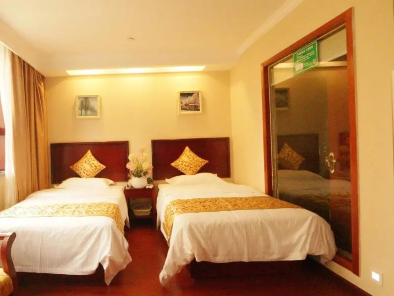 Bed in GreenTree Inn ZheJiang JiaXing West ZhongShan Road Vintage Car Building Express Hotel