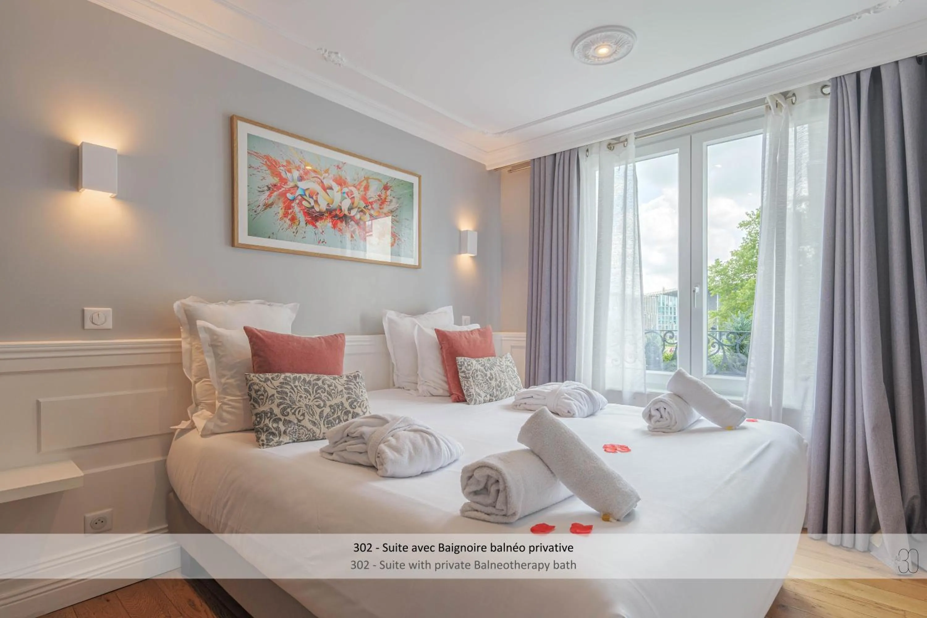 Photo of the whole room, Bed in Au 30 Lille Centre Grand Palais