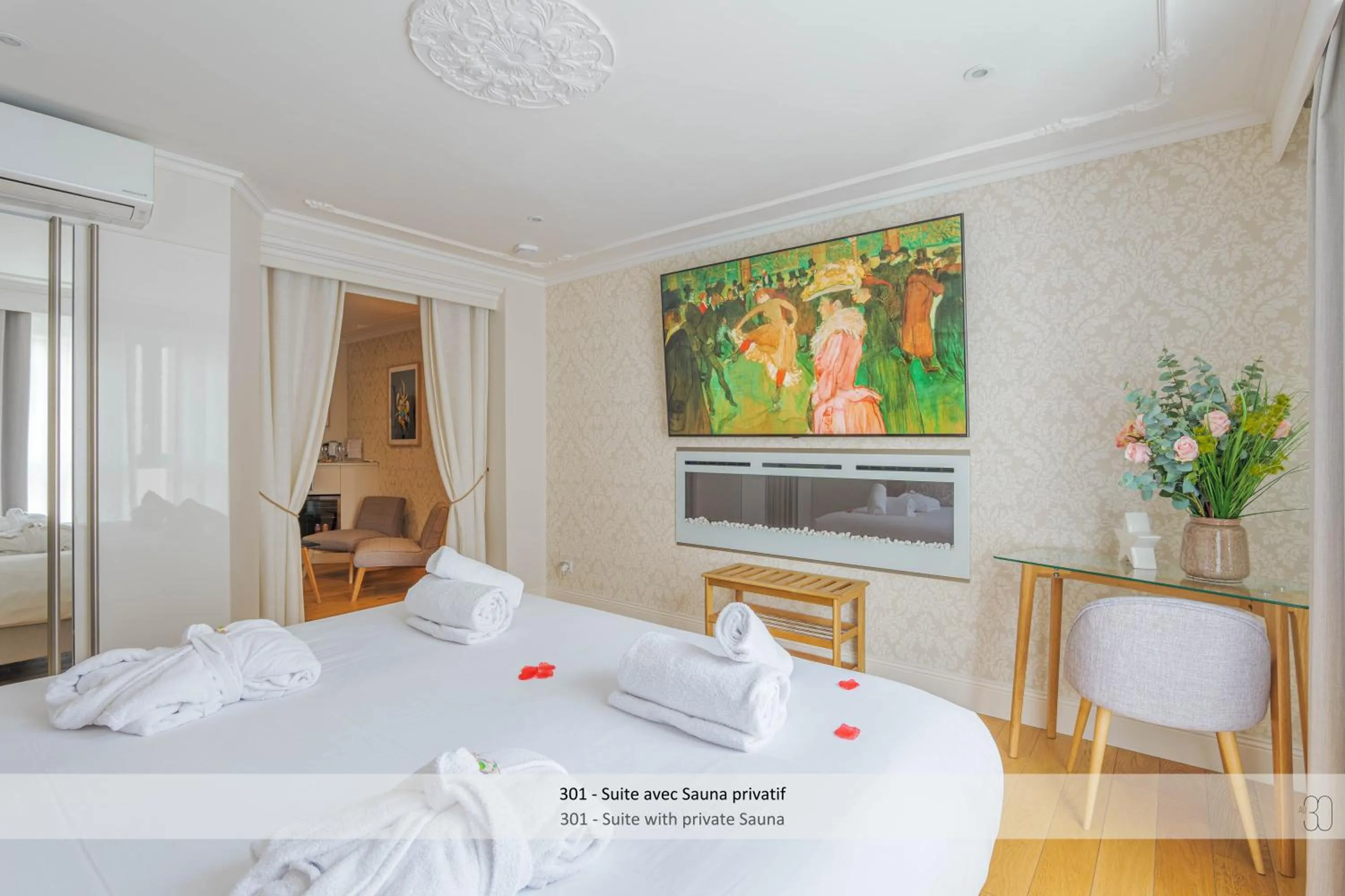 Photo of the whole room, Bed in Au 30 Lille Centre Grand Palais