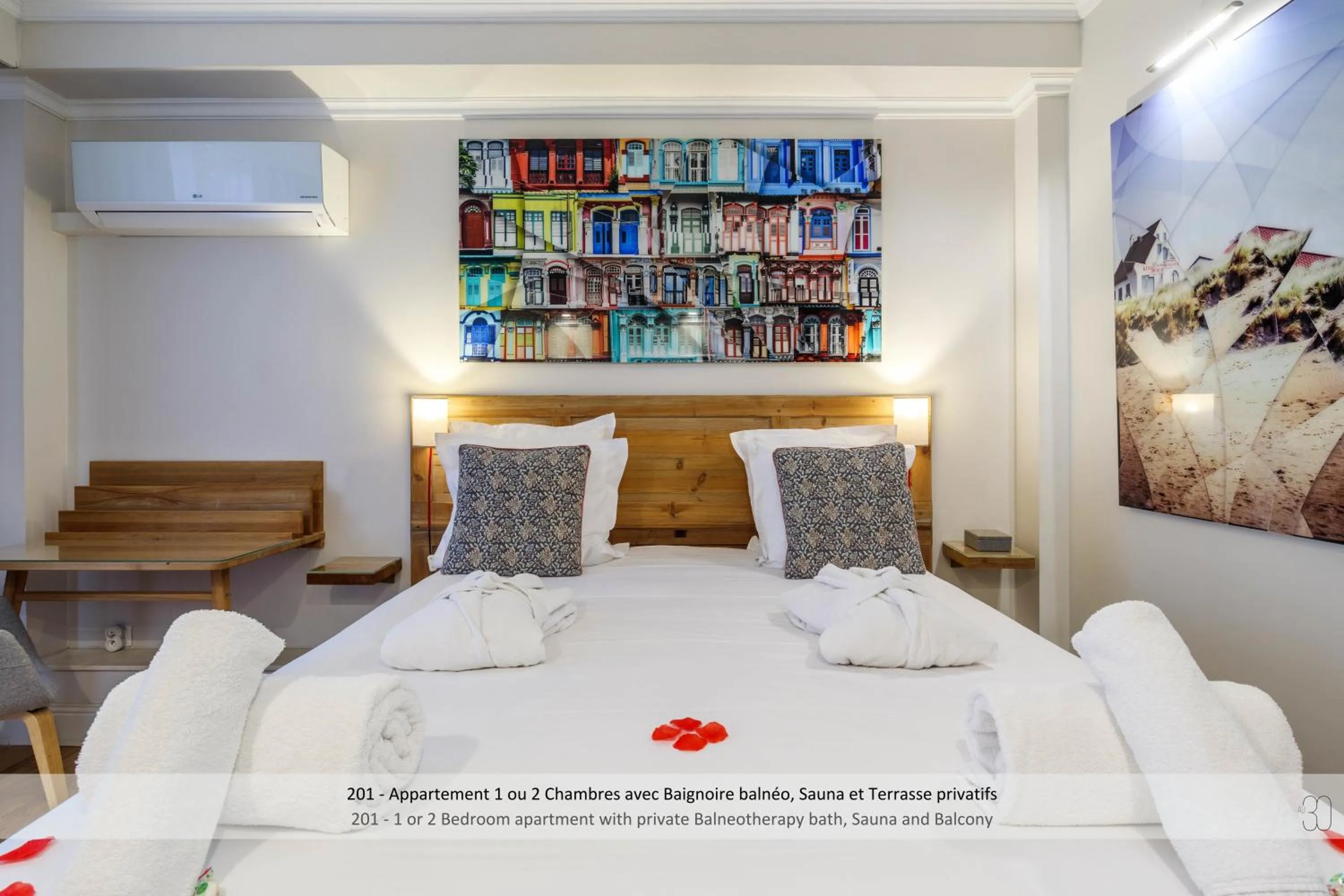 Photo of the whole room, Bed in Au 30 Lille Centre Grand Palais