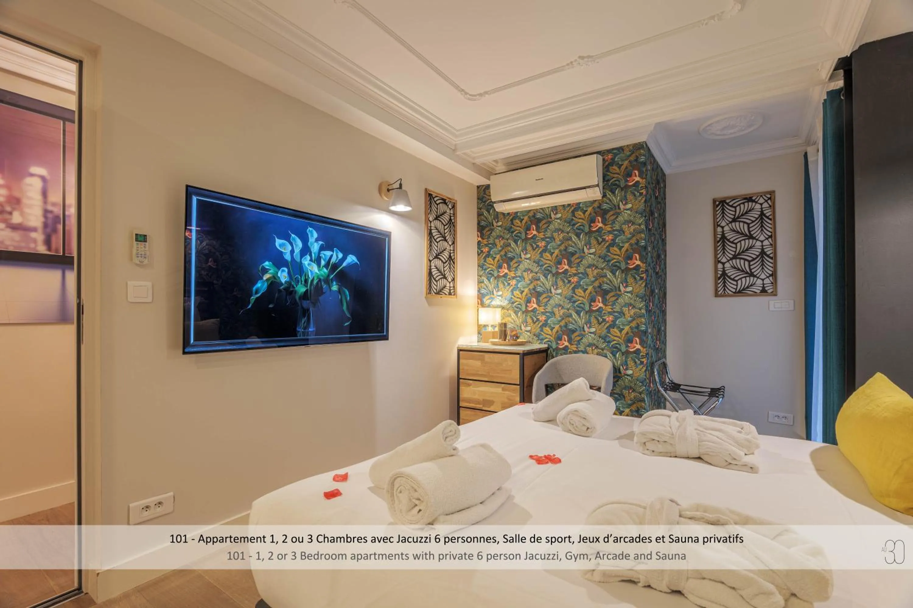 Photo of the whole room, Bed in Au 30 Lille Centre Grand Palais