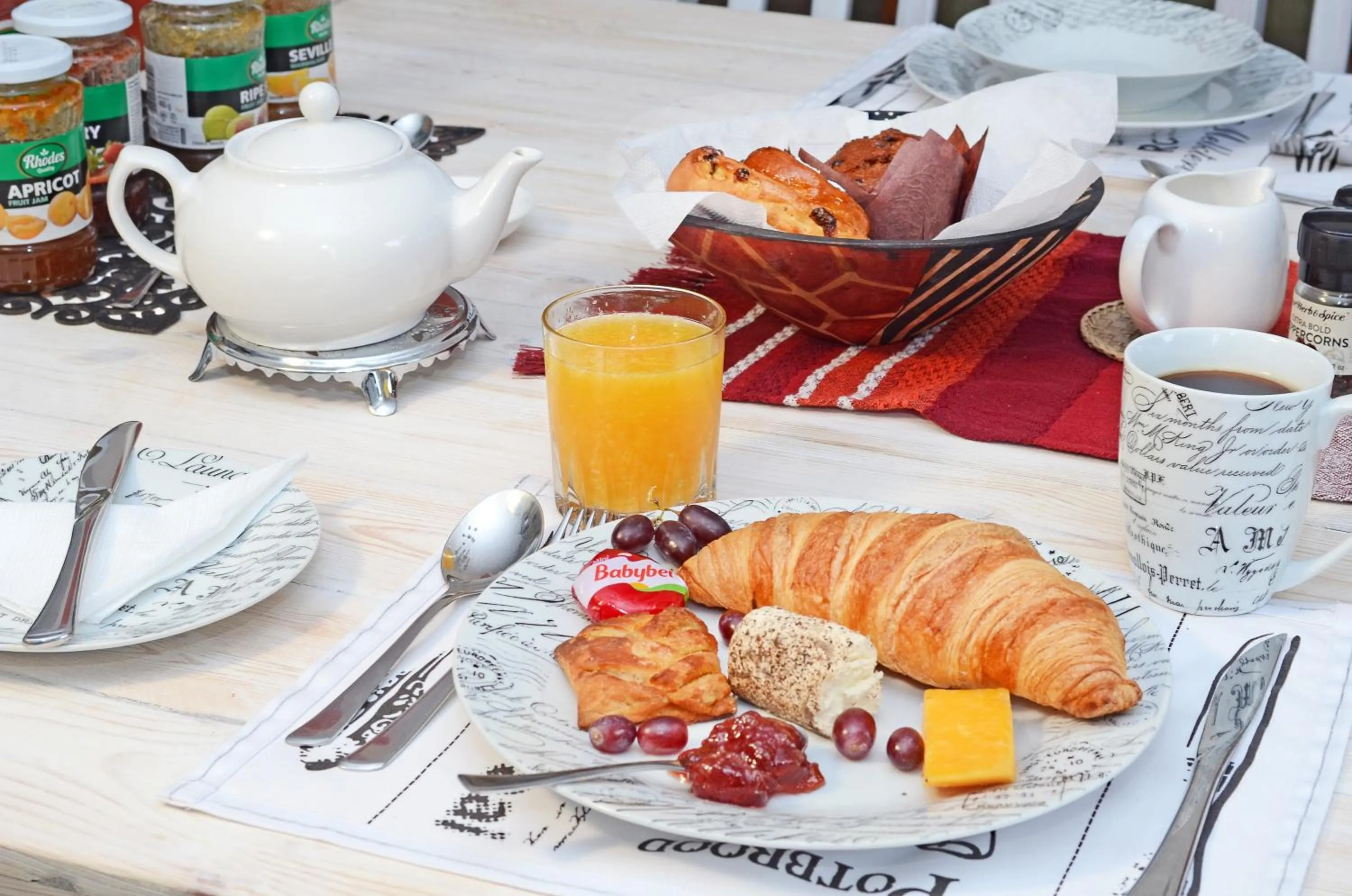 Food and drinks in B&B on 8th Avenue