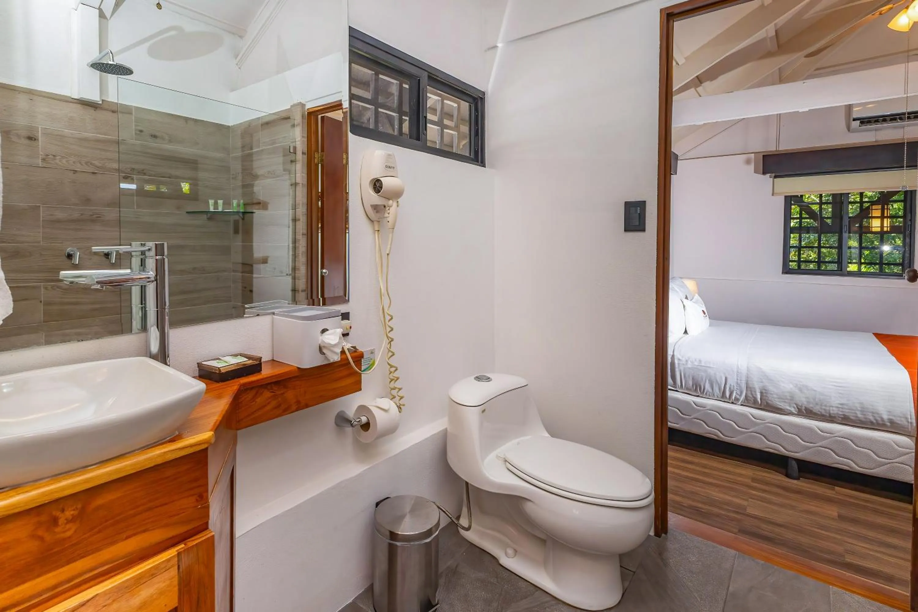 Bathroom, Bed in Tulemar Resort