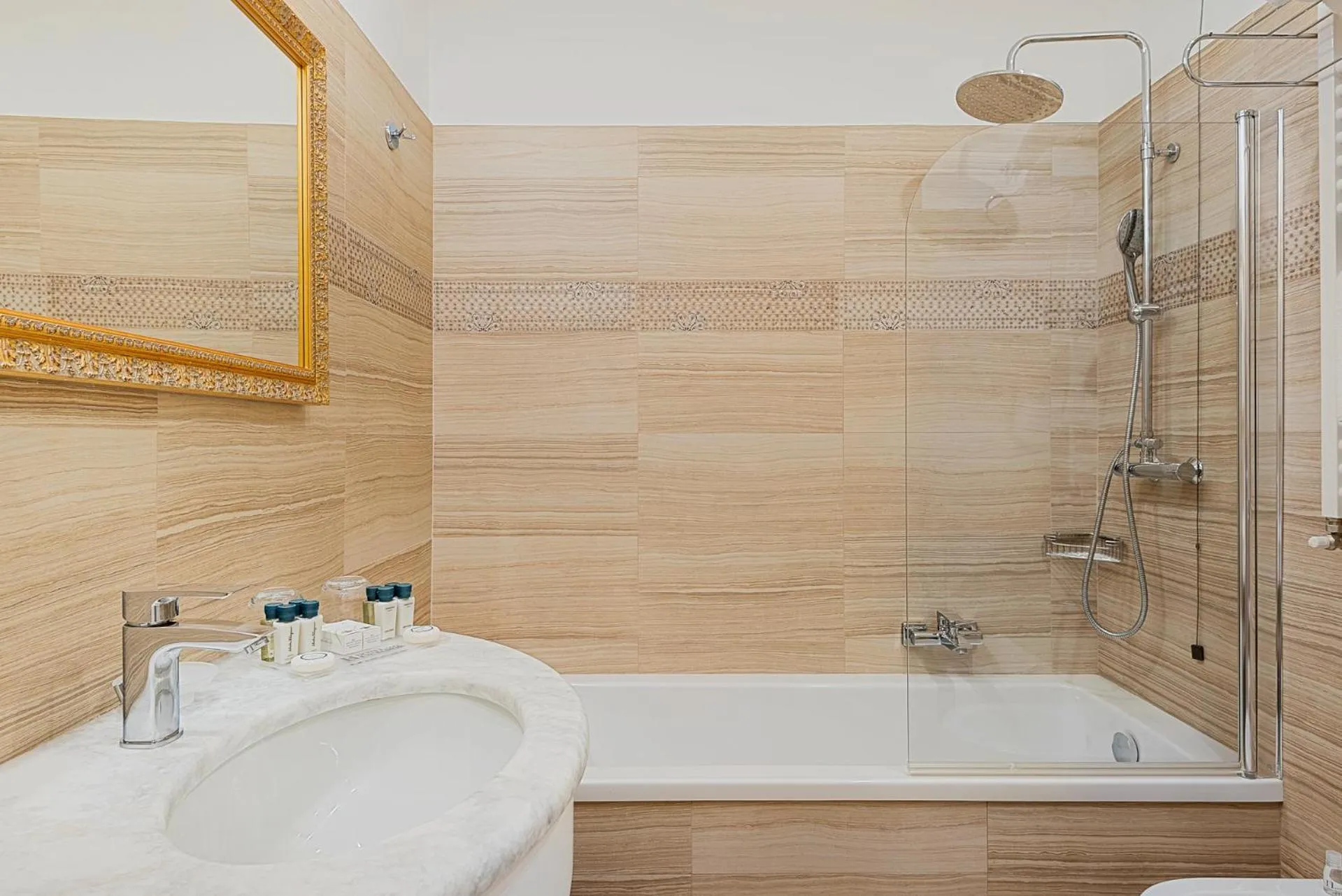 Shower in Hotel Excelsior