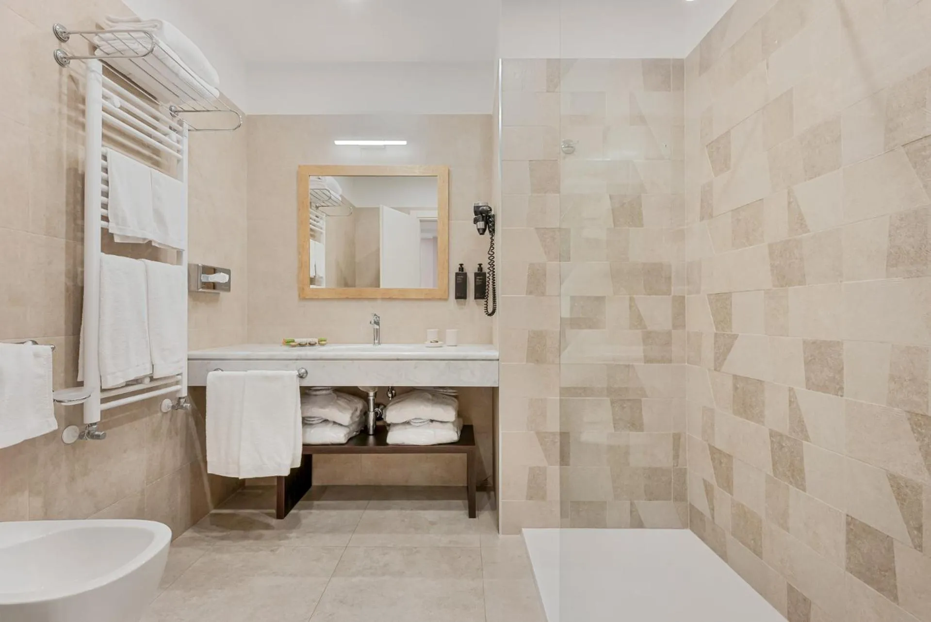 Shower in Hotel Excelsior