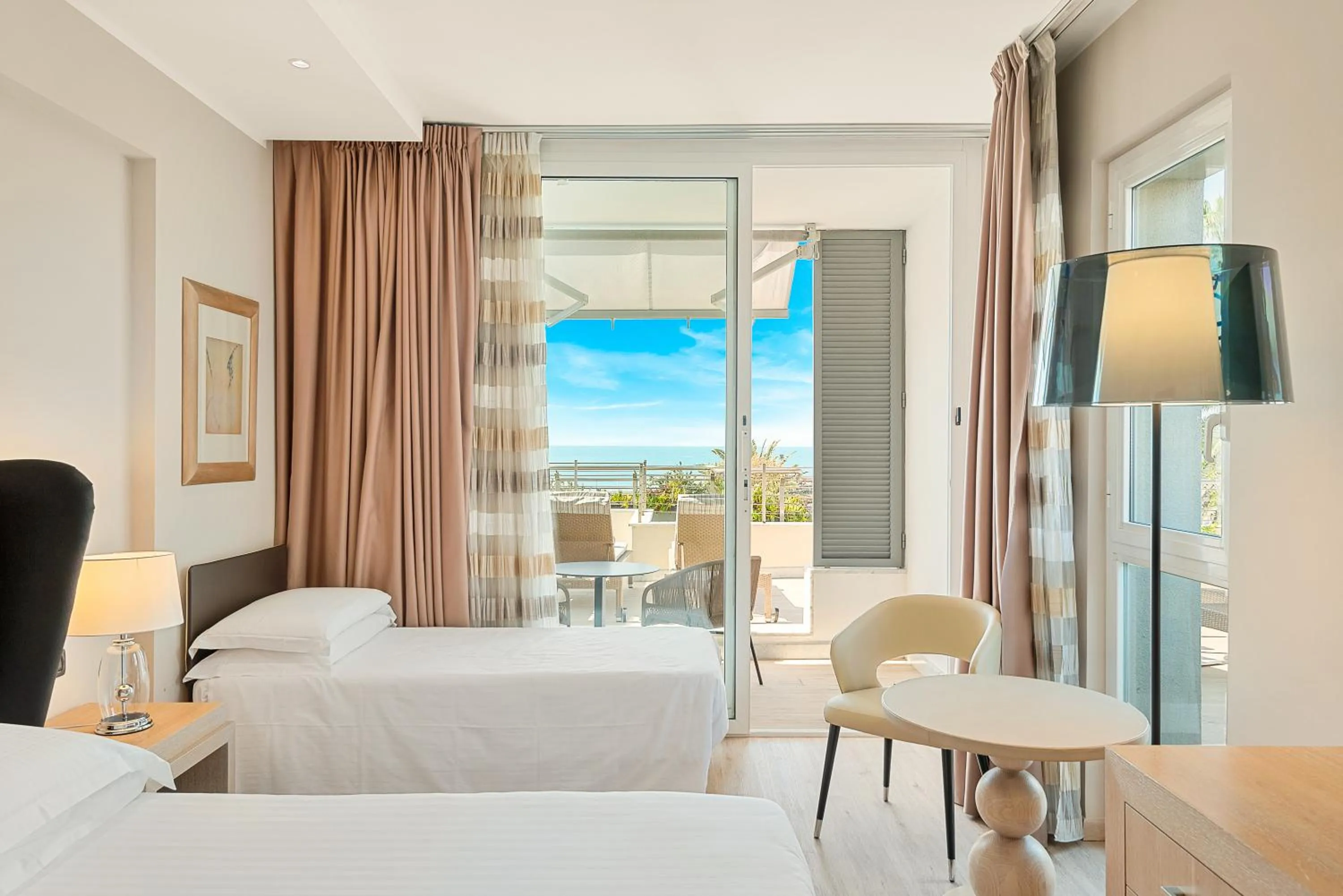 Balcony/Terrace, Bed in Hotel Excelsior