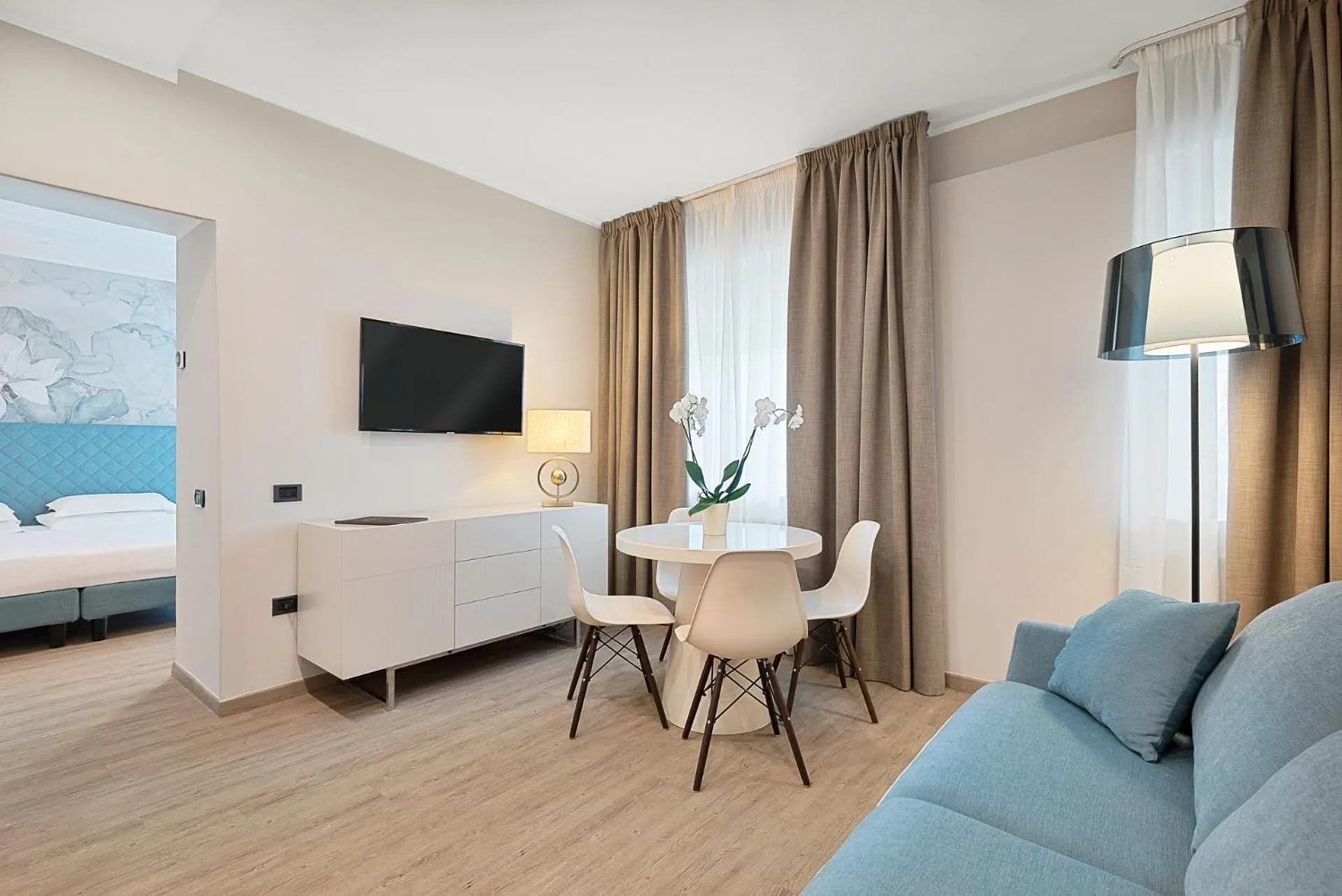 Living room, Bed in Hotel Excelsior