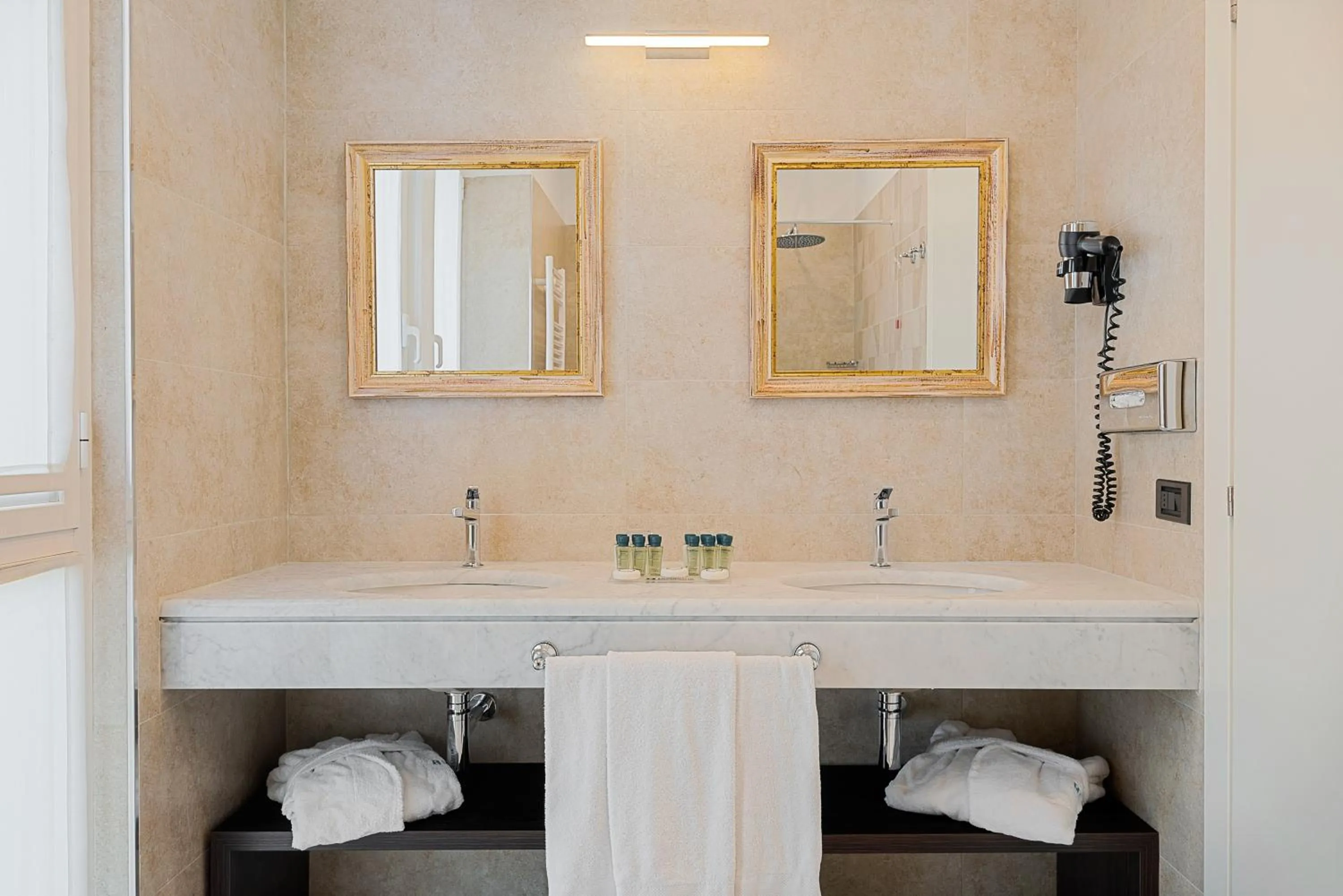 Shower in Hotel Excelsior