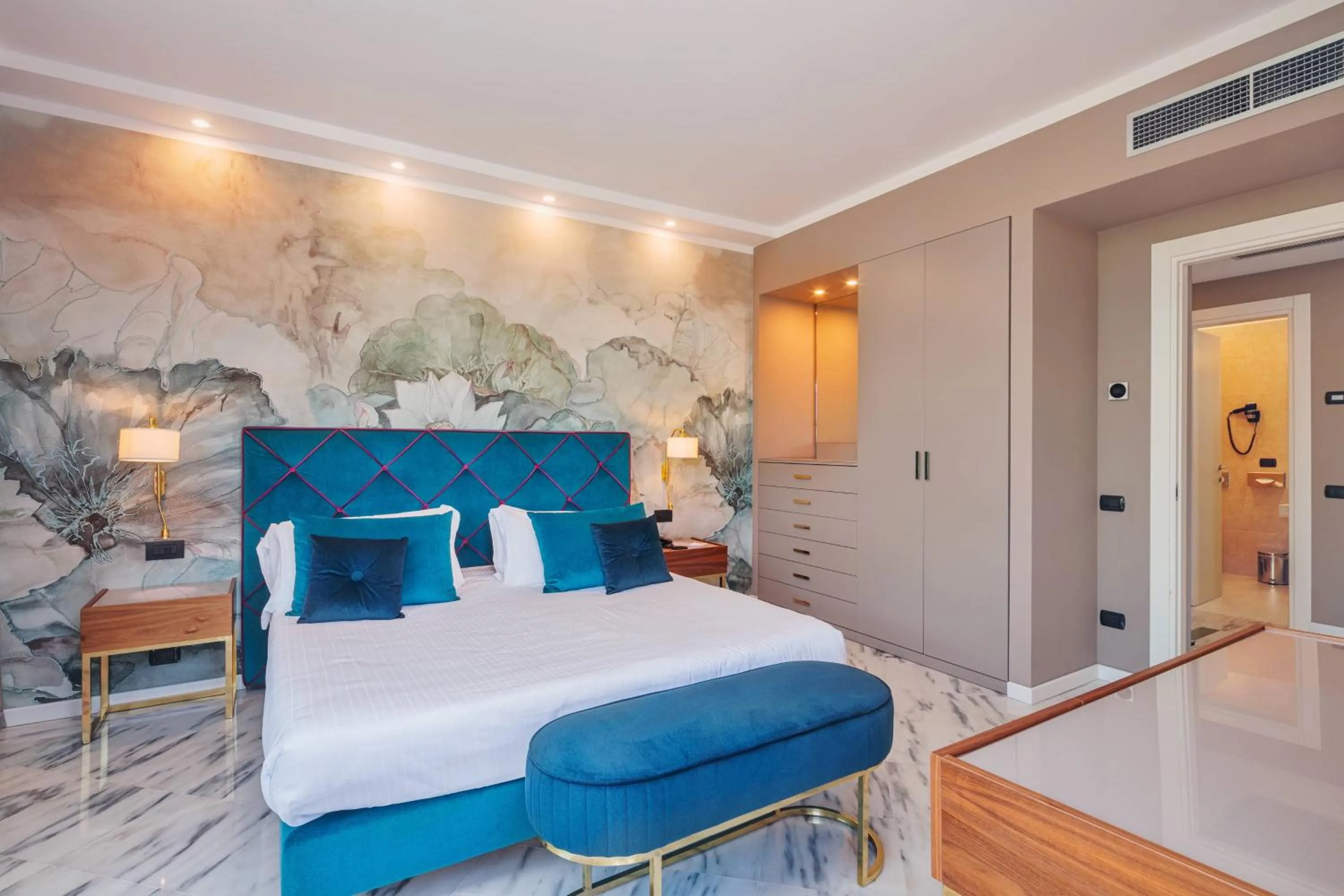 View (from property/room), Bed in Hotel Excelsior