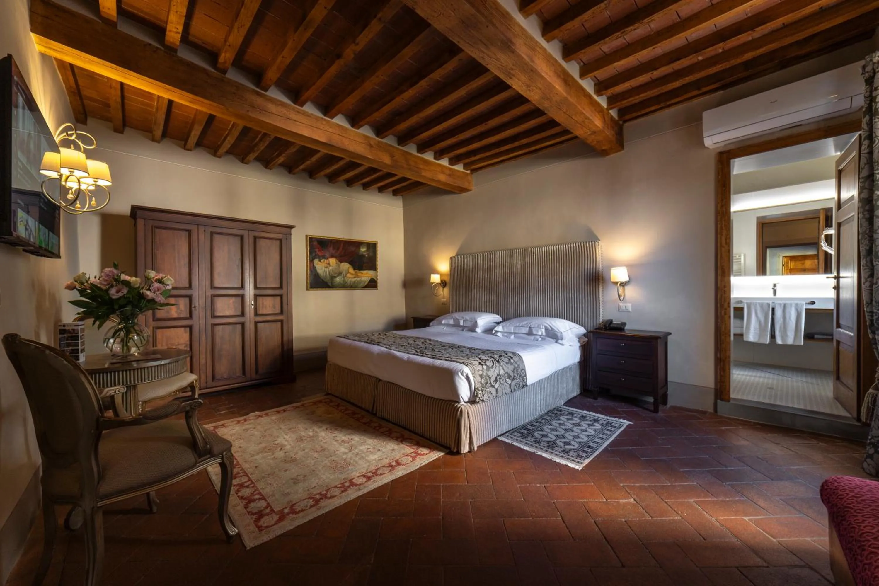 Bathroom, Bed in Palazzo Leopoldo Dimora Storica & Spa