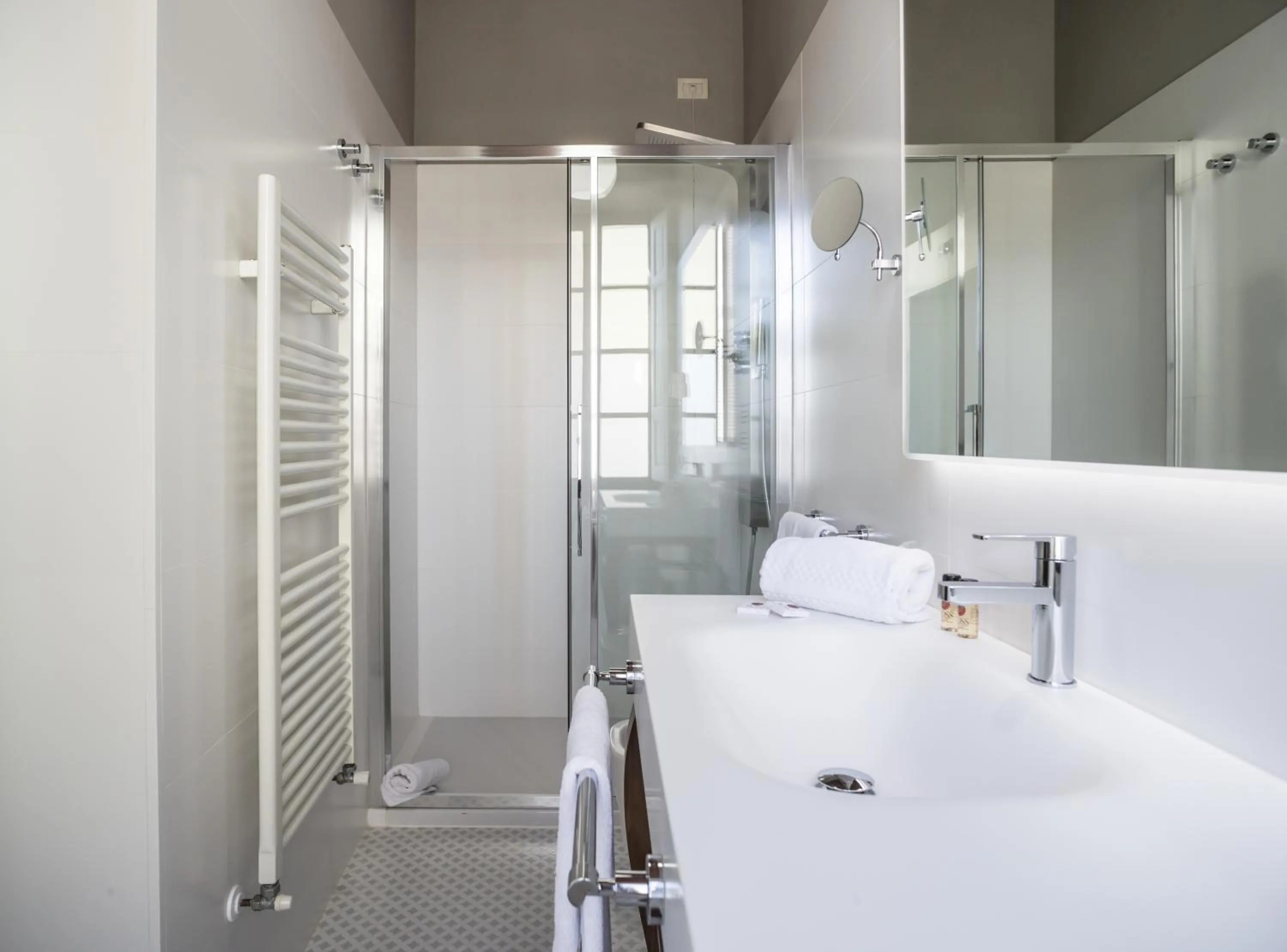 Shower, Bed in Palazzo Leopoldo Dimora Storica & Spa