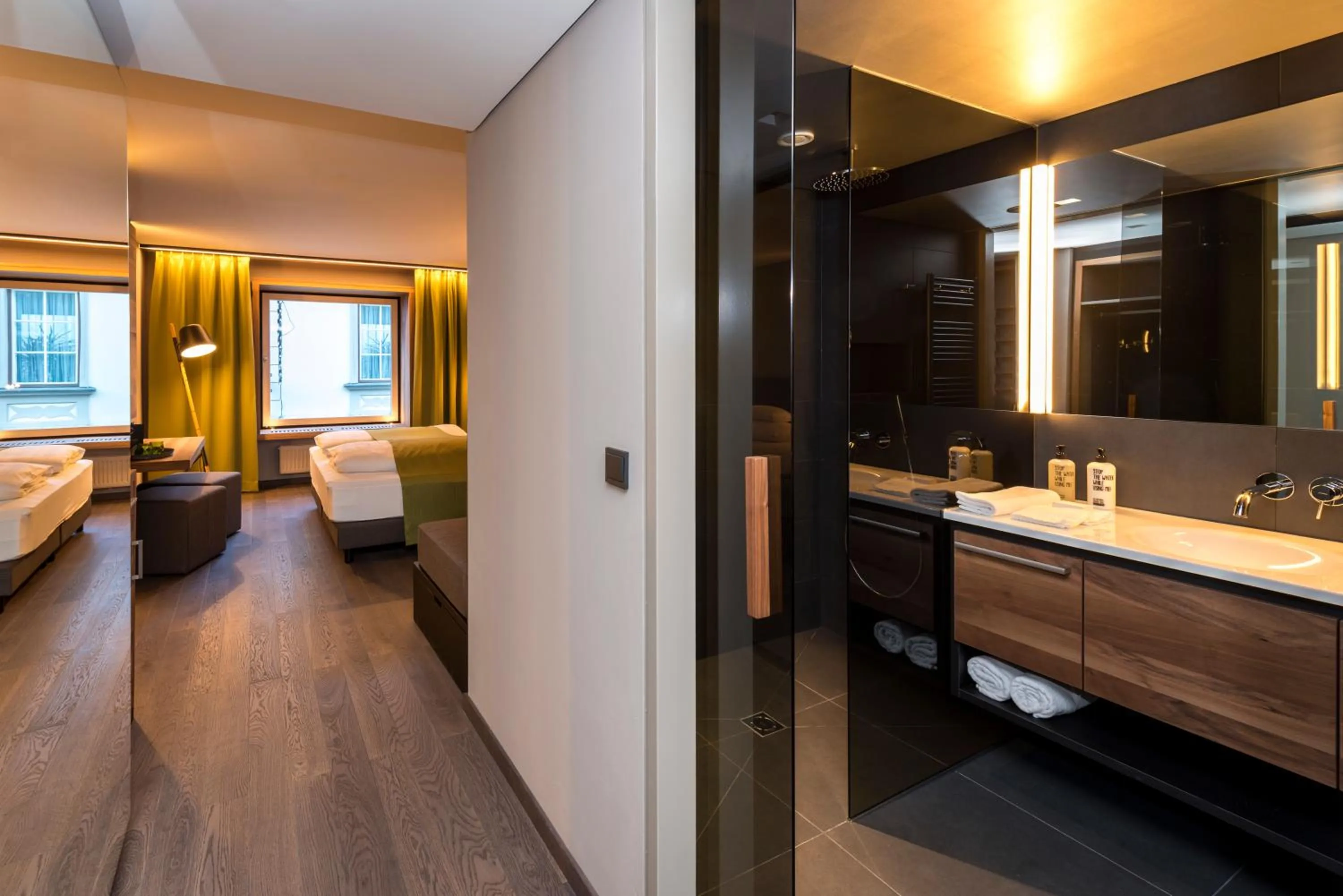 Bathroom, Bed in Stadthotel Brunner