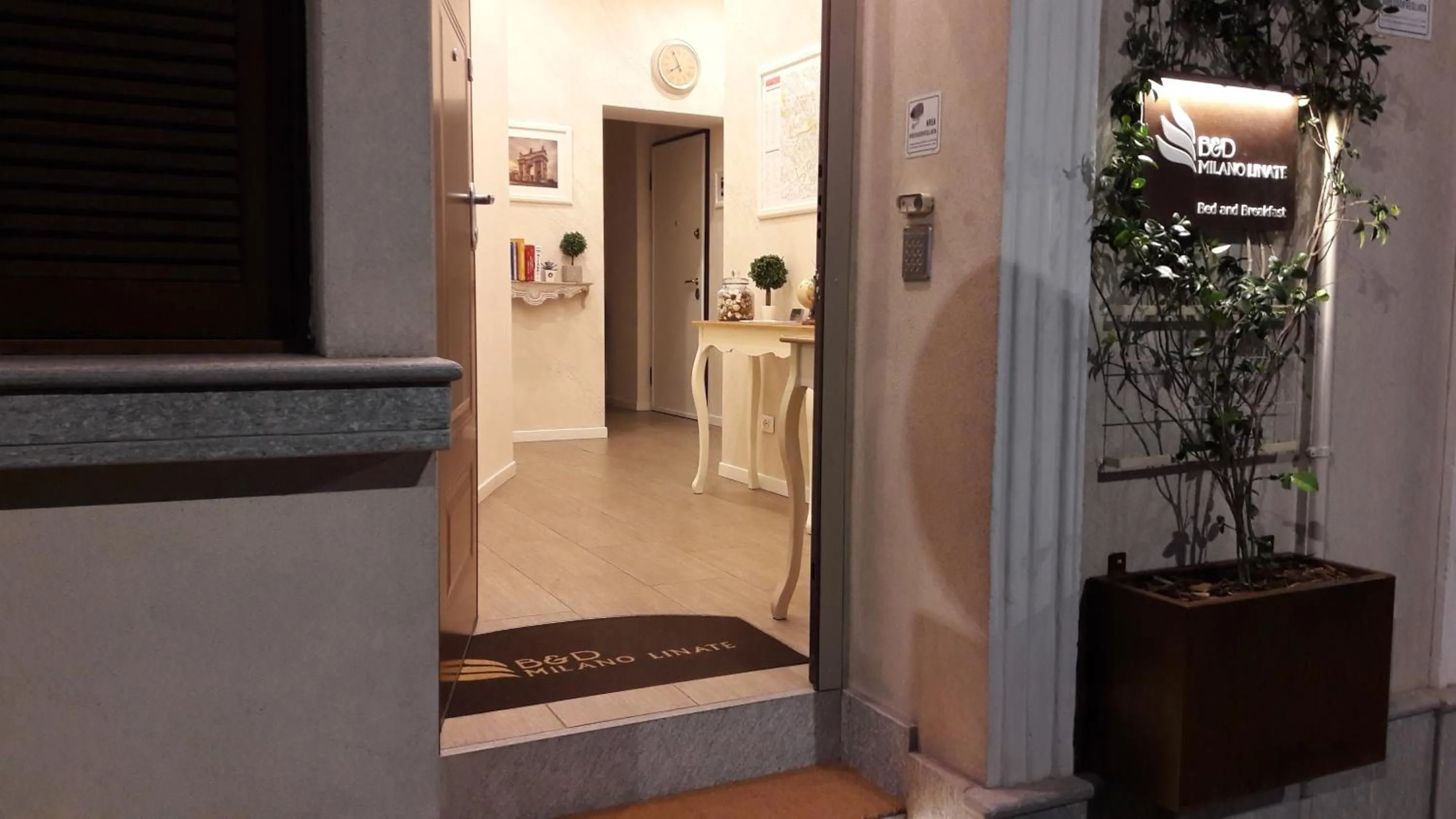 Facade/entrance in Bed Milano Linate