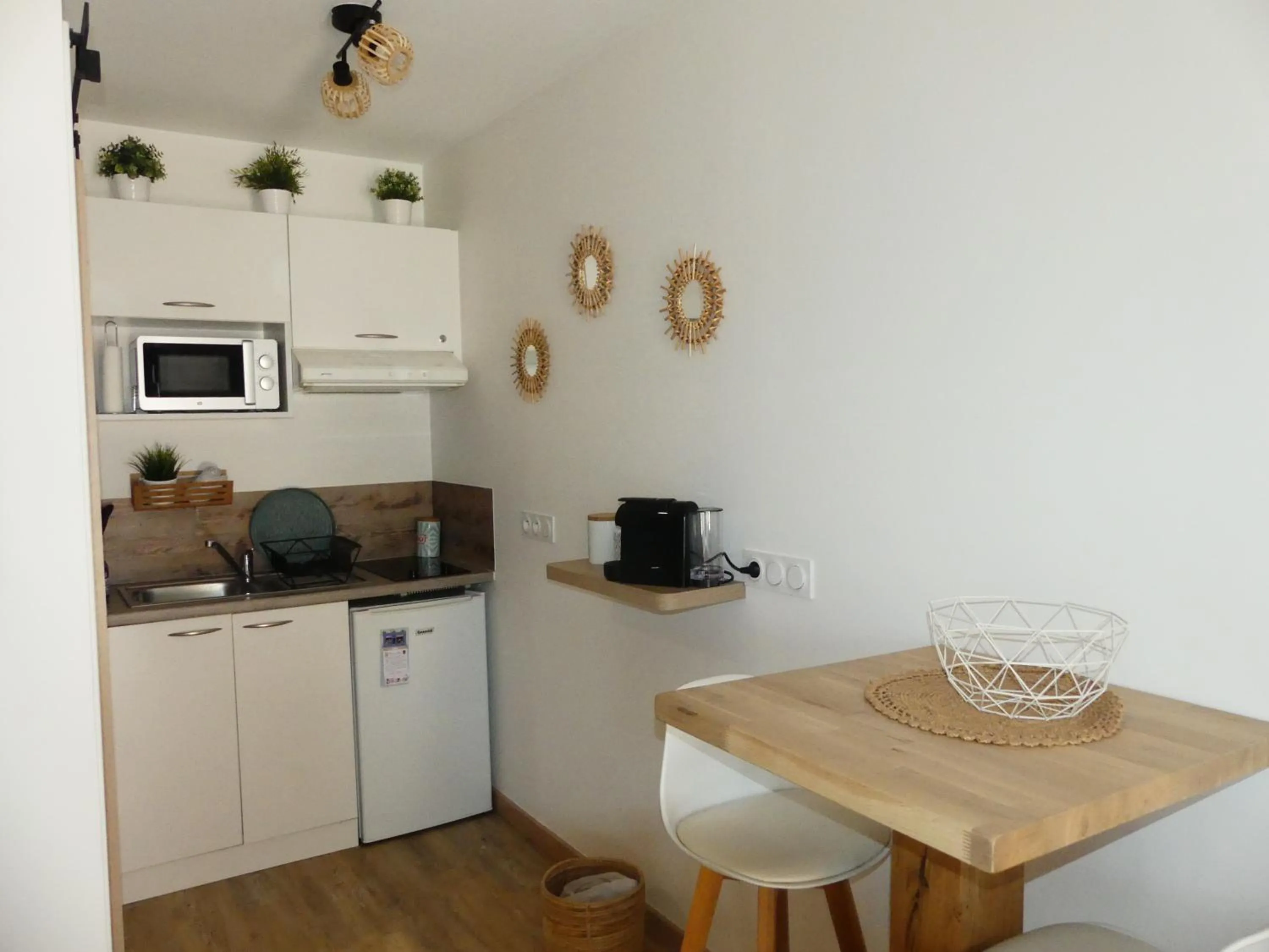 Kitchen or kitchenette in Studios Nuitée en Provence