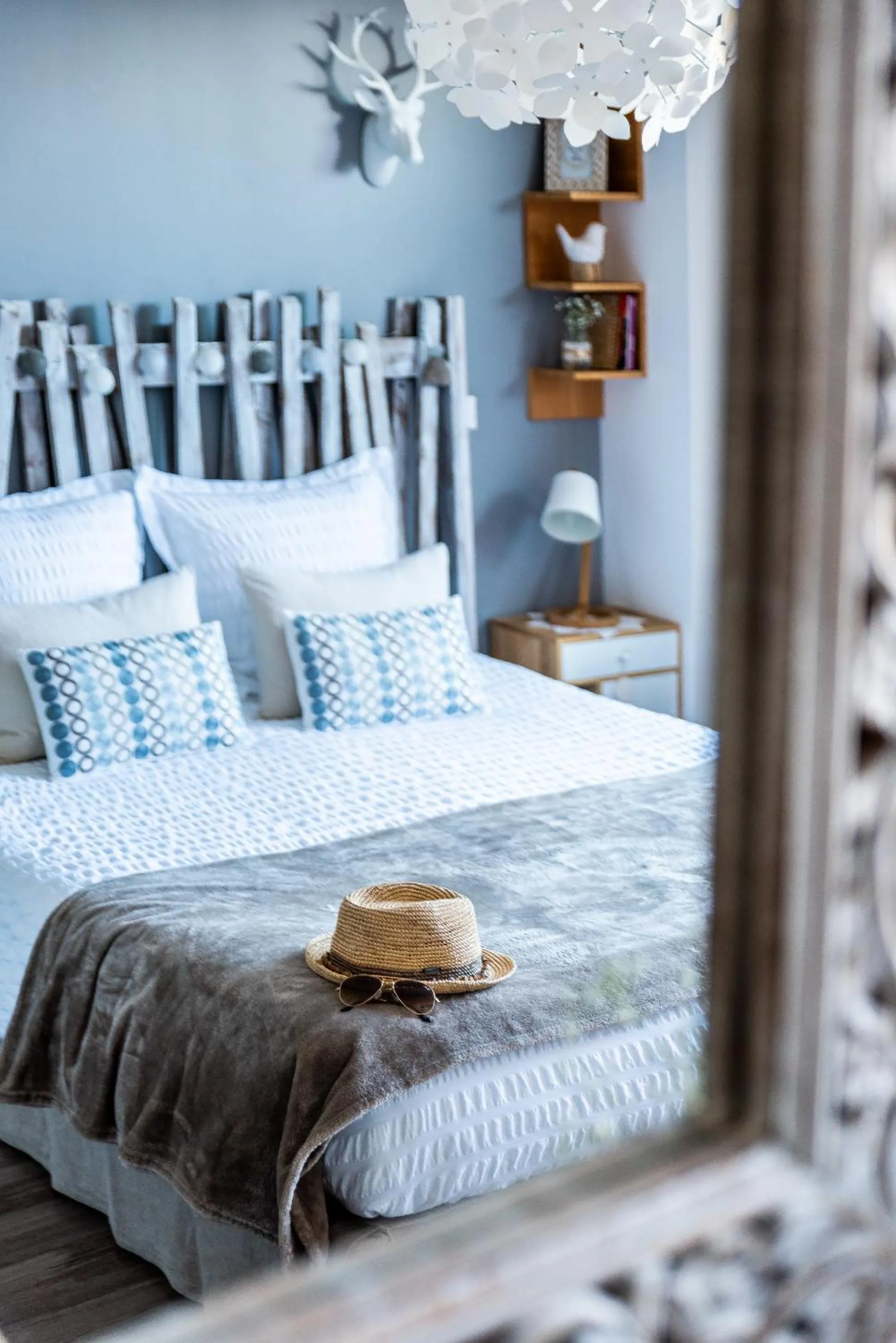 Balcony/Terrace, Bed in Studios Nuitée en Provence