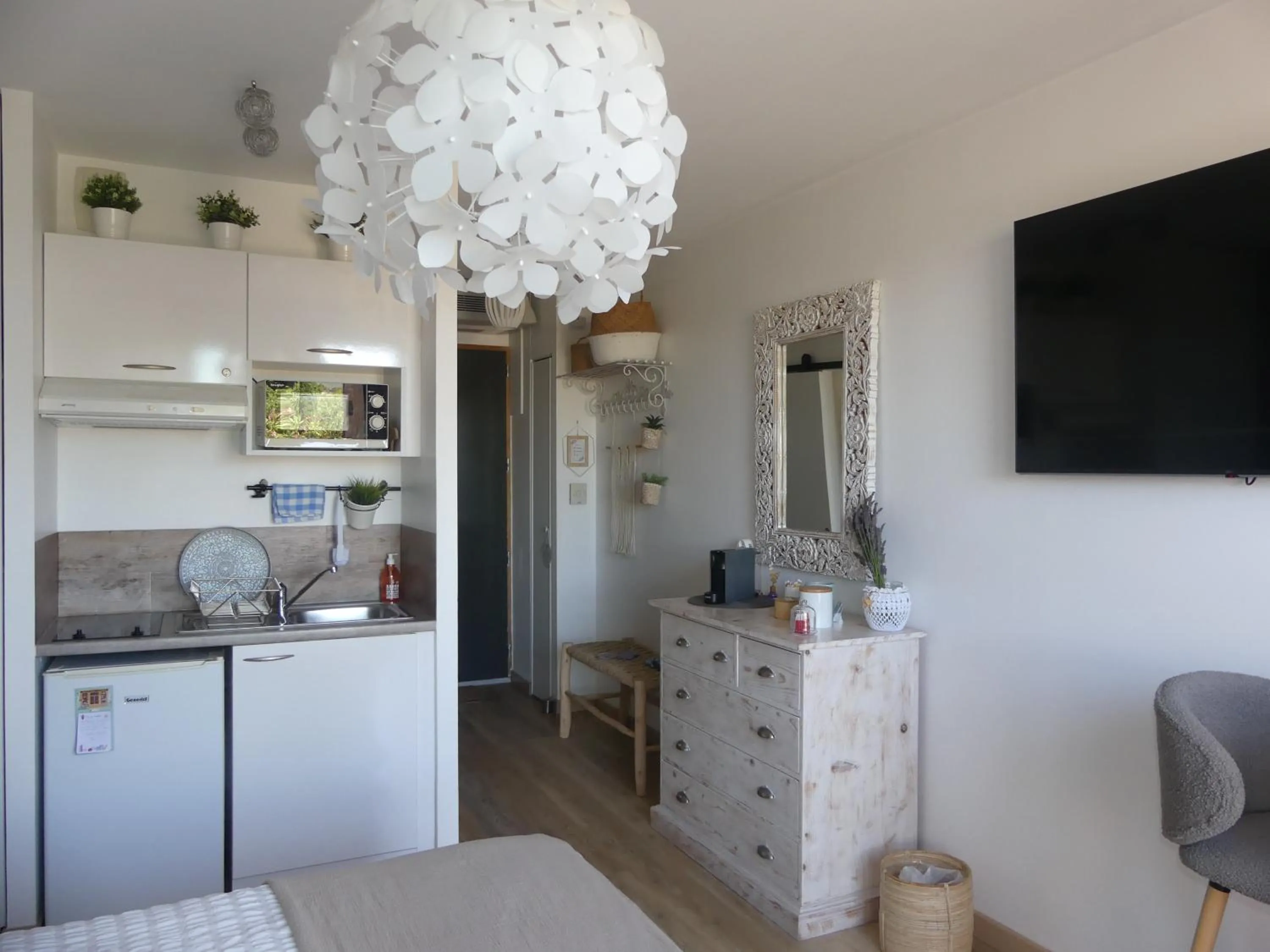 Kitchen or kitchenette in Studios Nuitée en Provence