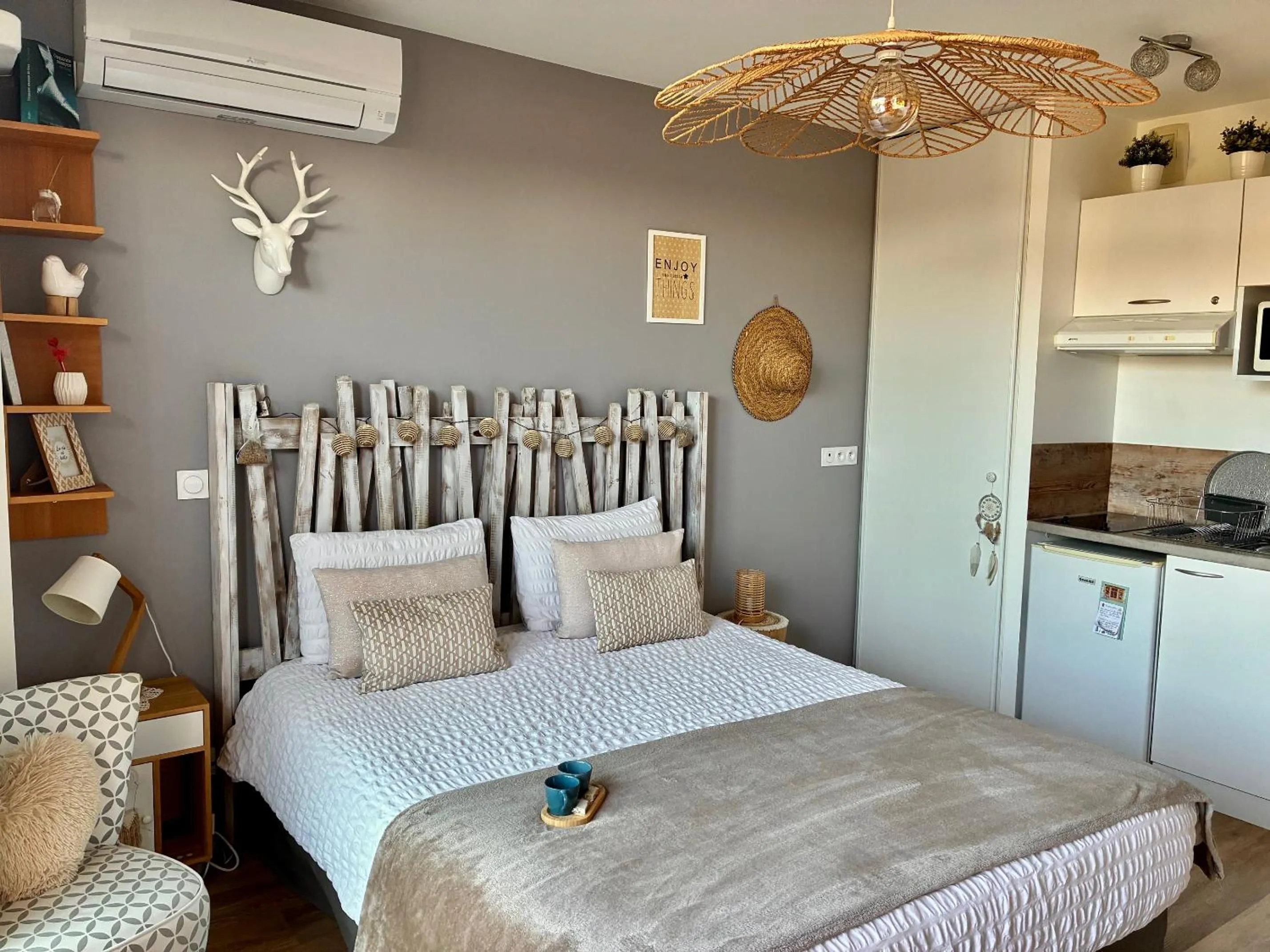 Decorative detail, Bed in Studios Nuitée en Provence