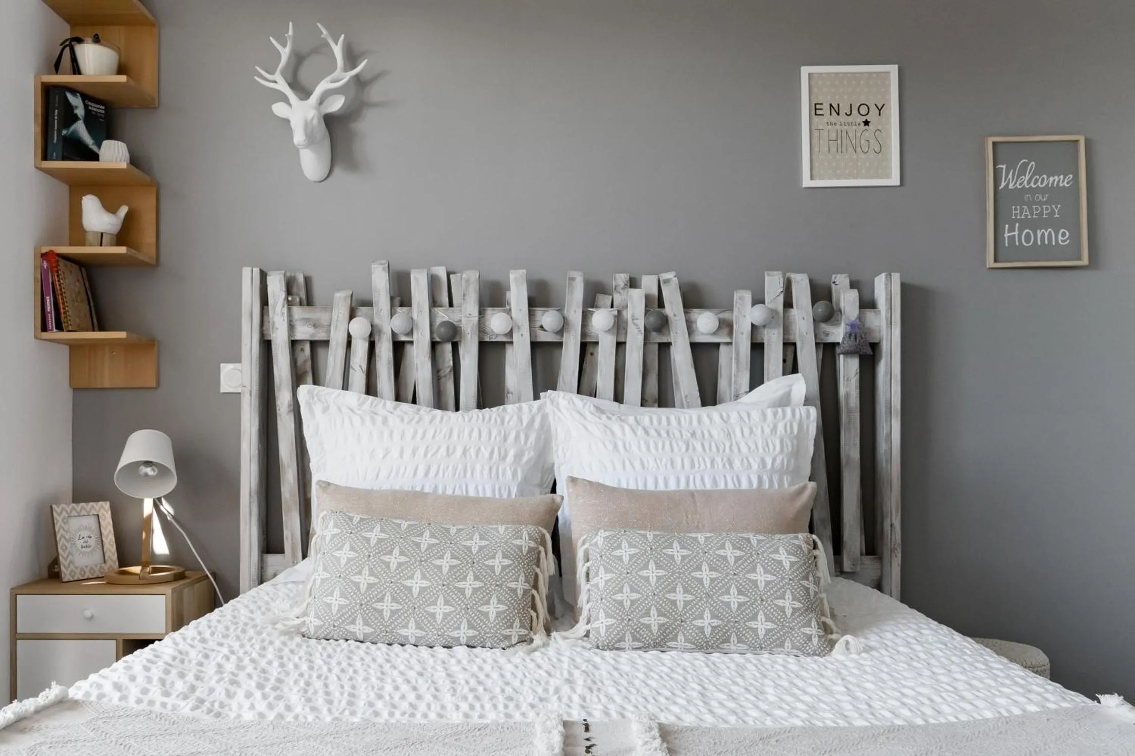 Pool view, Bed in Studios Nuitée en Provence