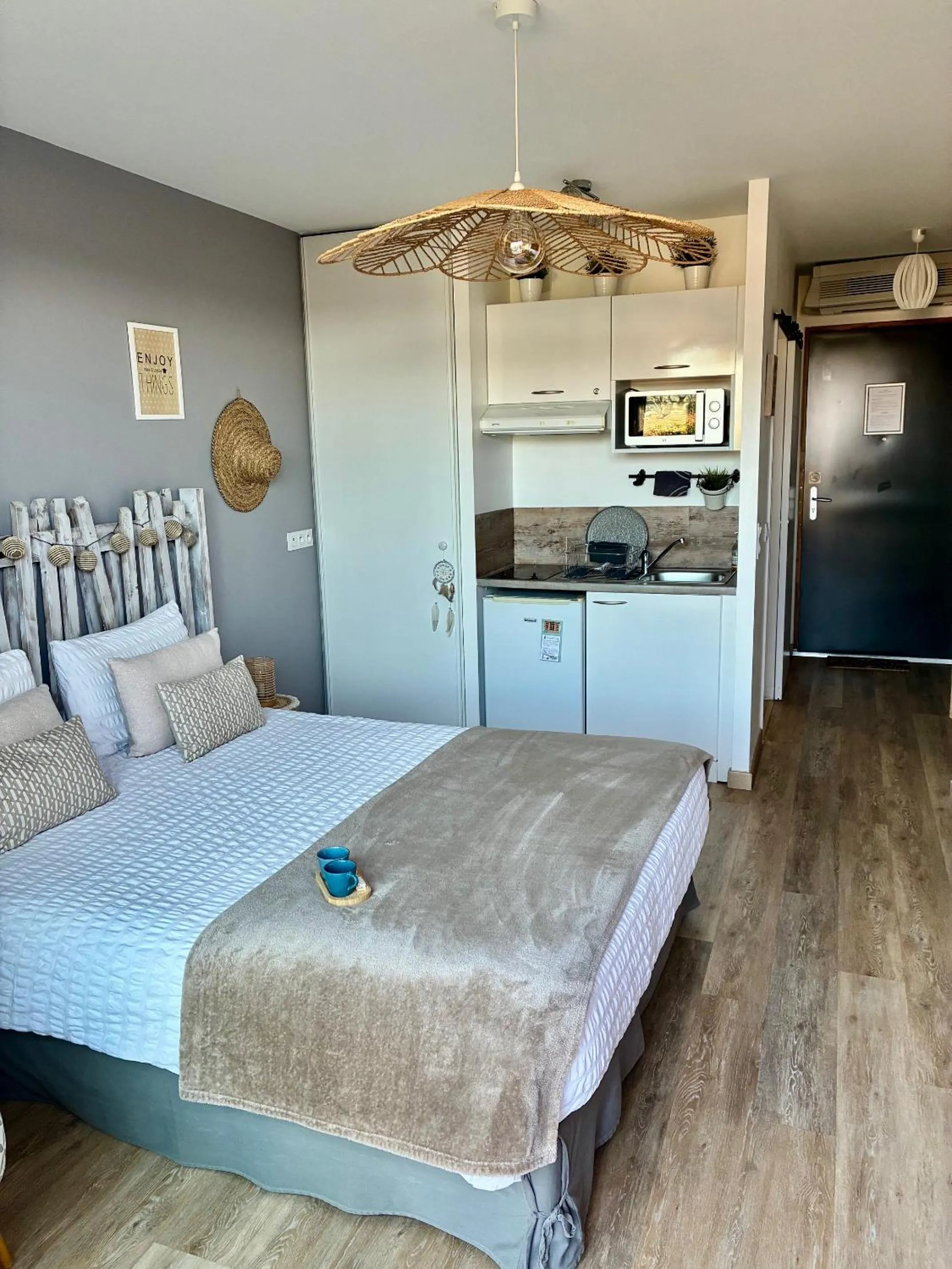 Photo of the whole room, Bed in Studios Nuitée en Provence