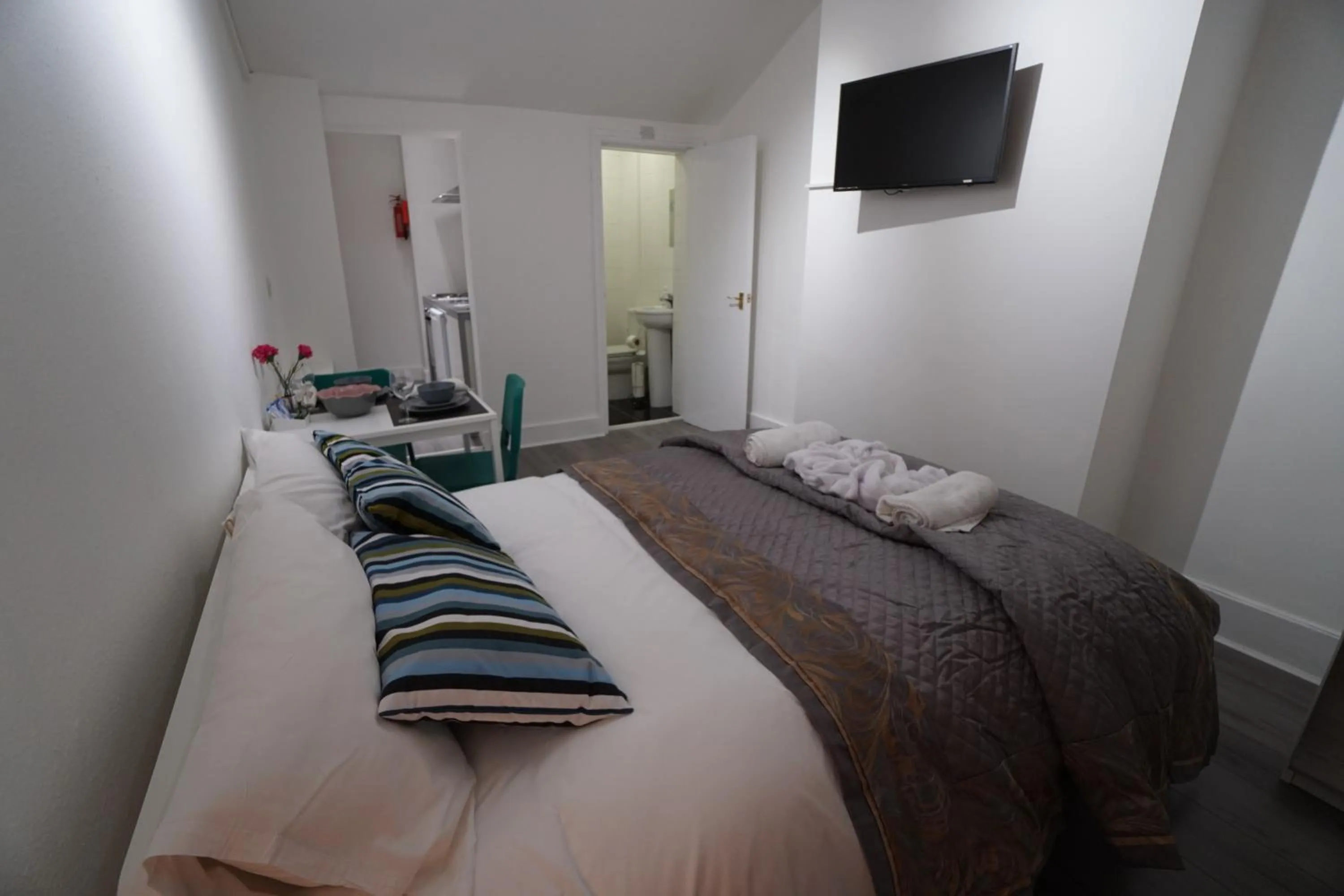 Bed in London Queen Park Apartments