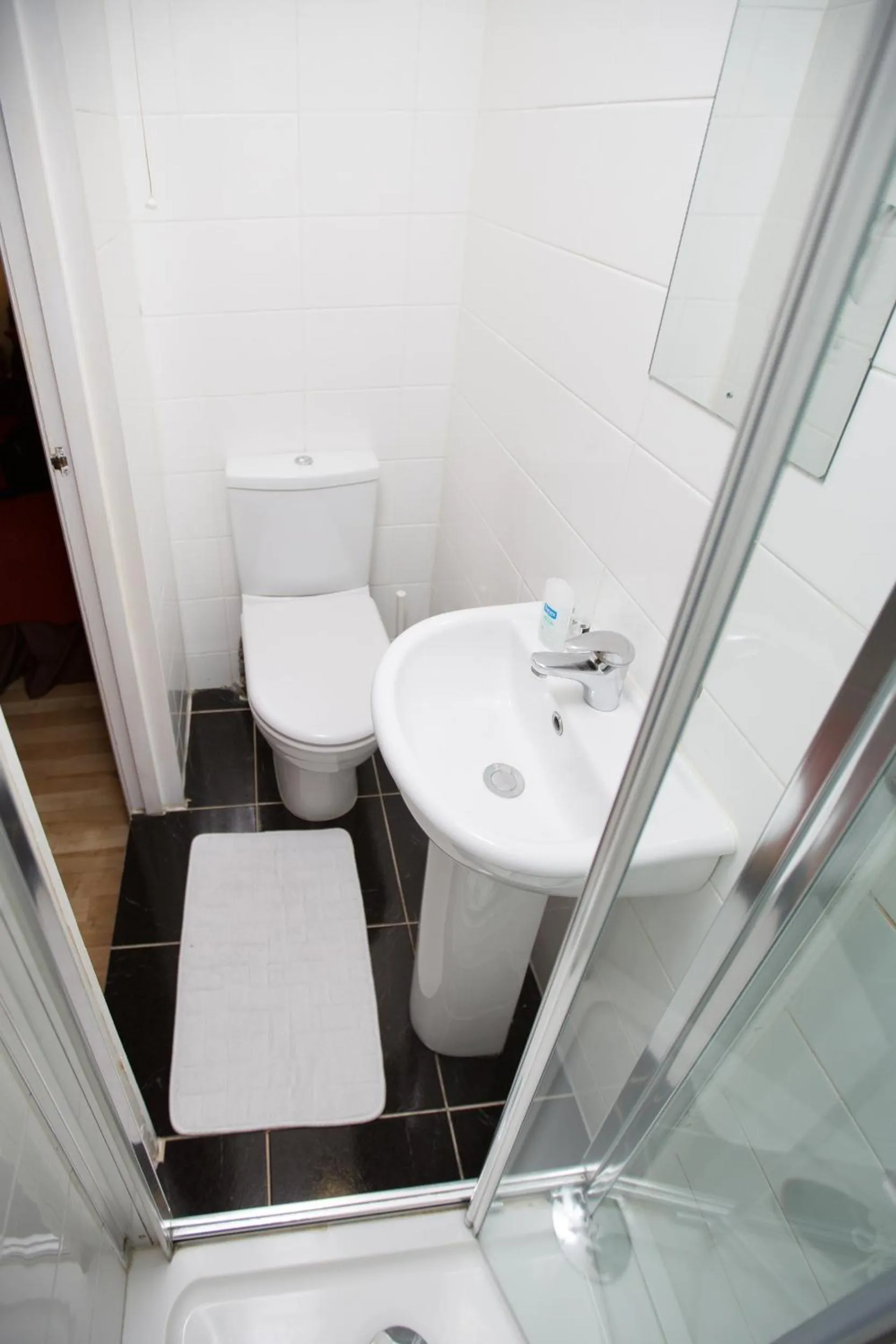 Bathroom in London Queen Park Apartments