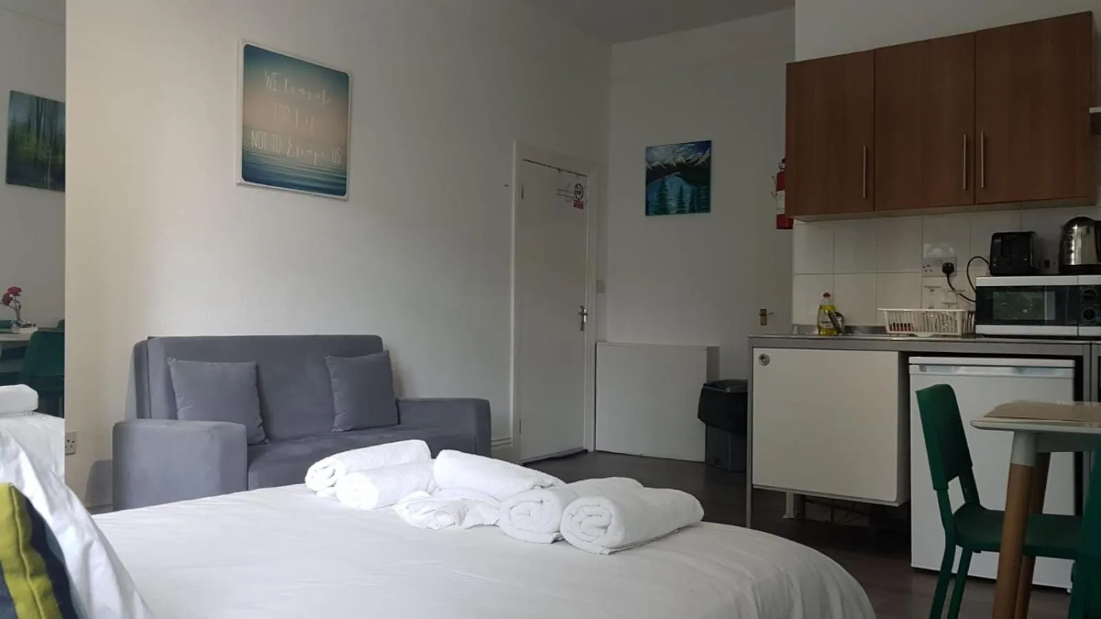 Bed in London Queen Park Apartments