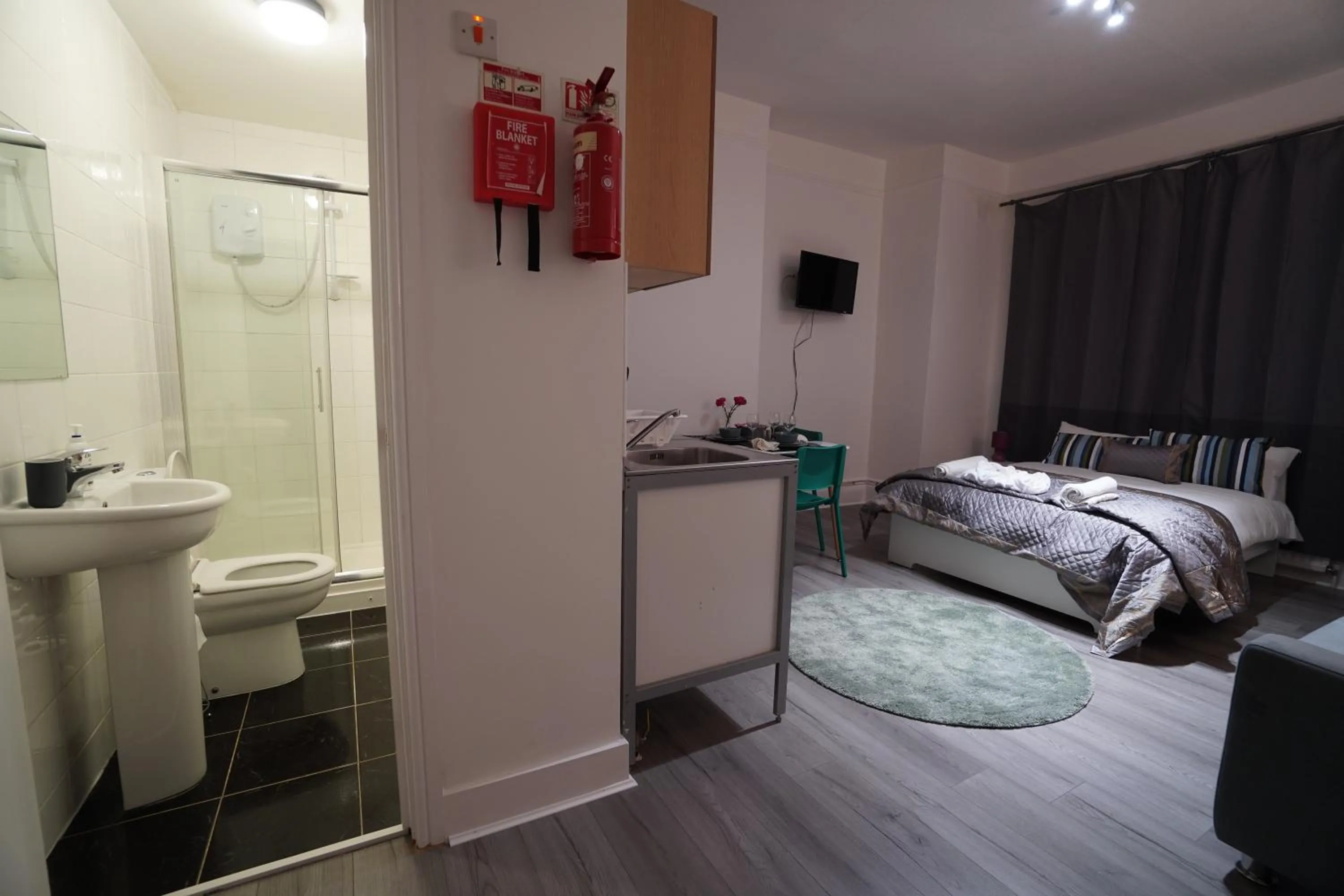 Bed in London Queen Park Apartments