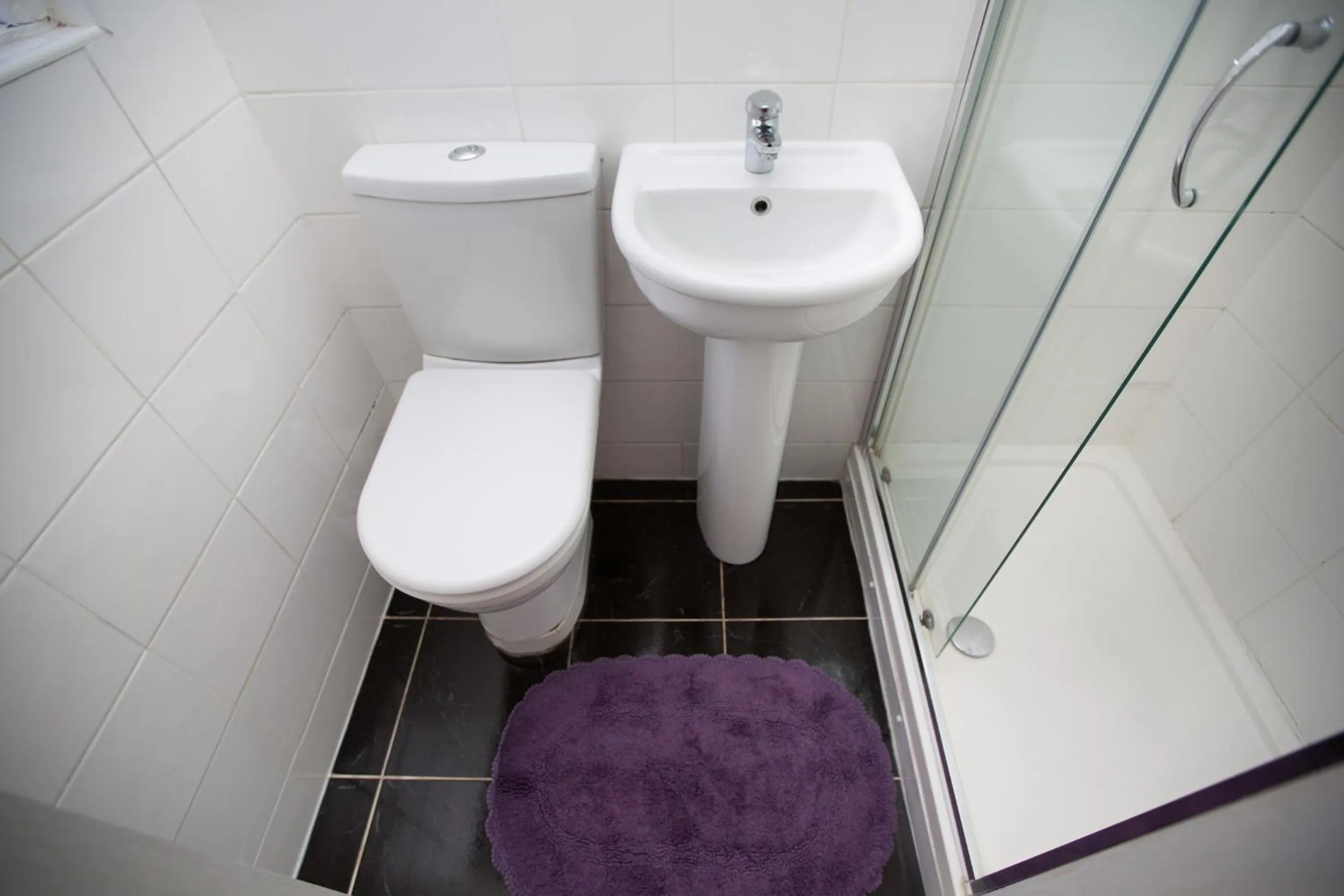 Bathroom in London Queen Park Apartments