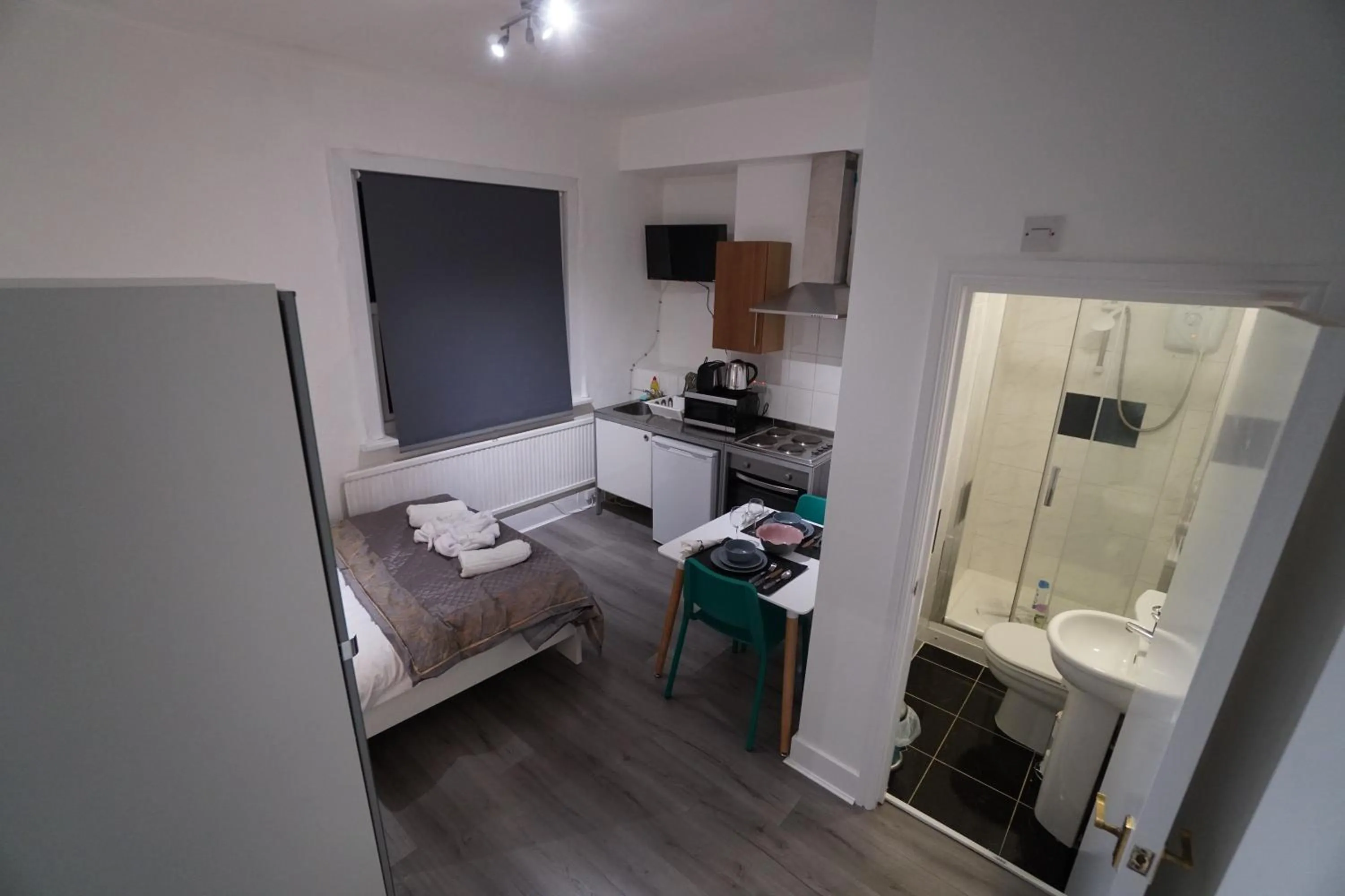 Bed in London Queen Park Apartments