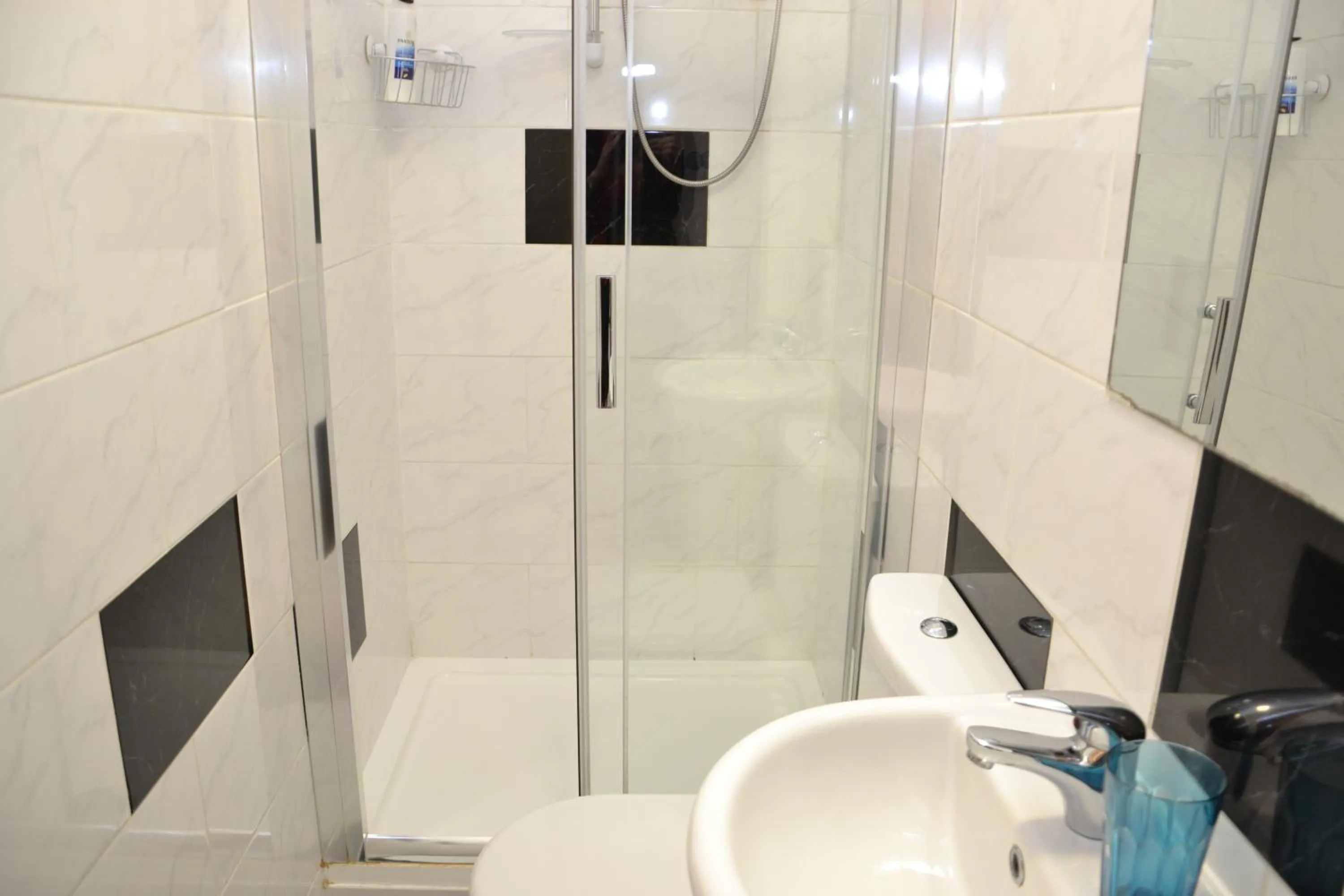 Bathroom in London Queen Park Apartments