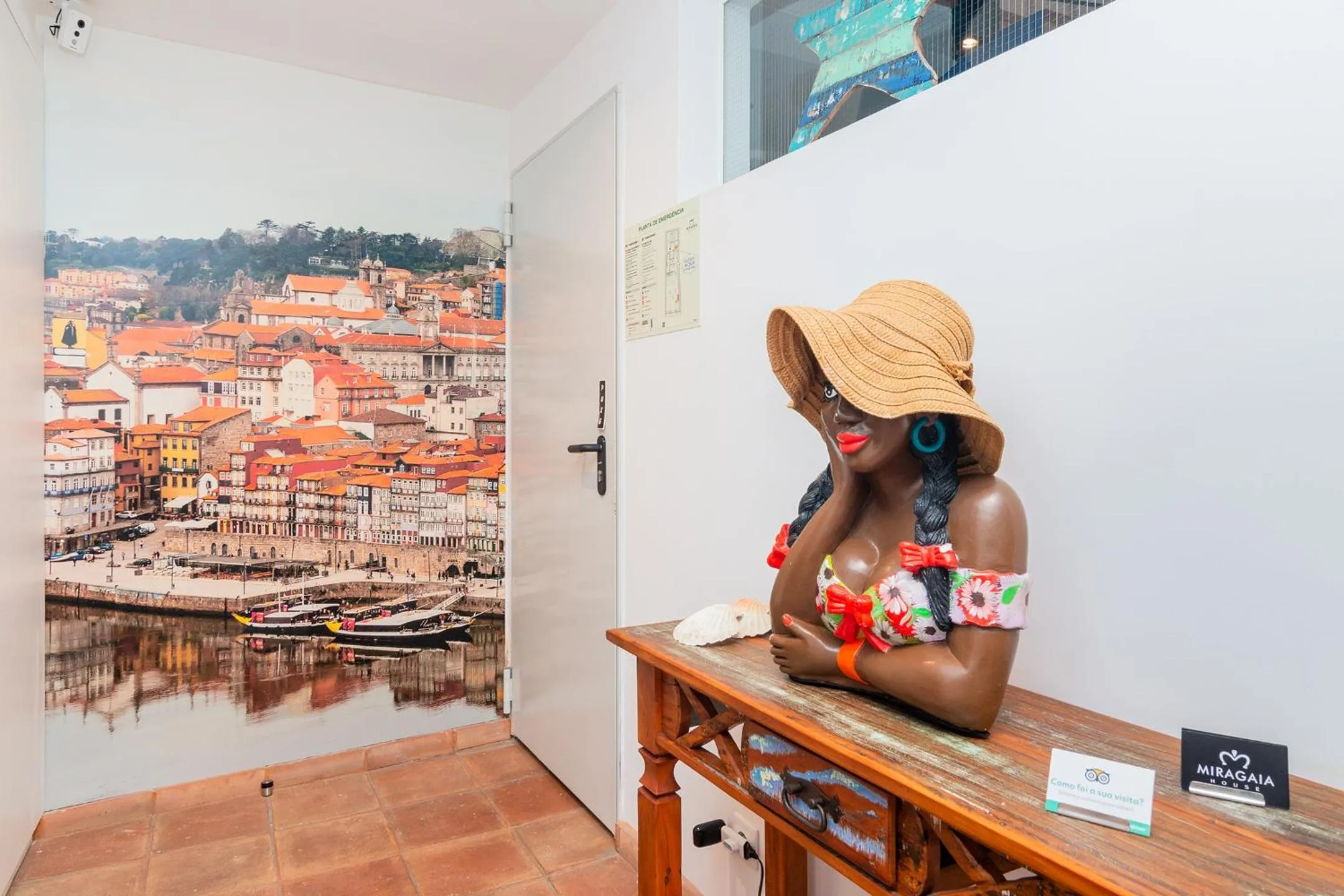 Facade/entrance in Miragaia House