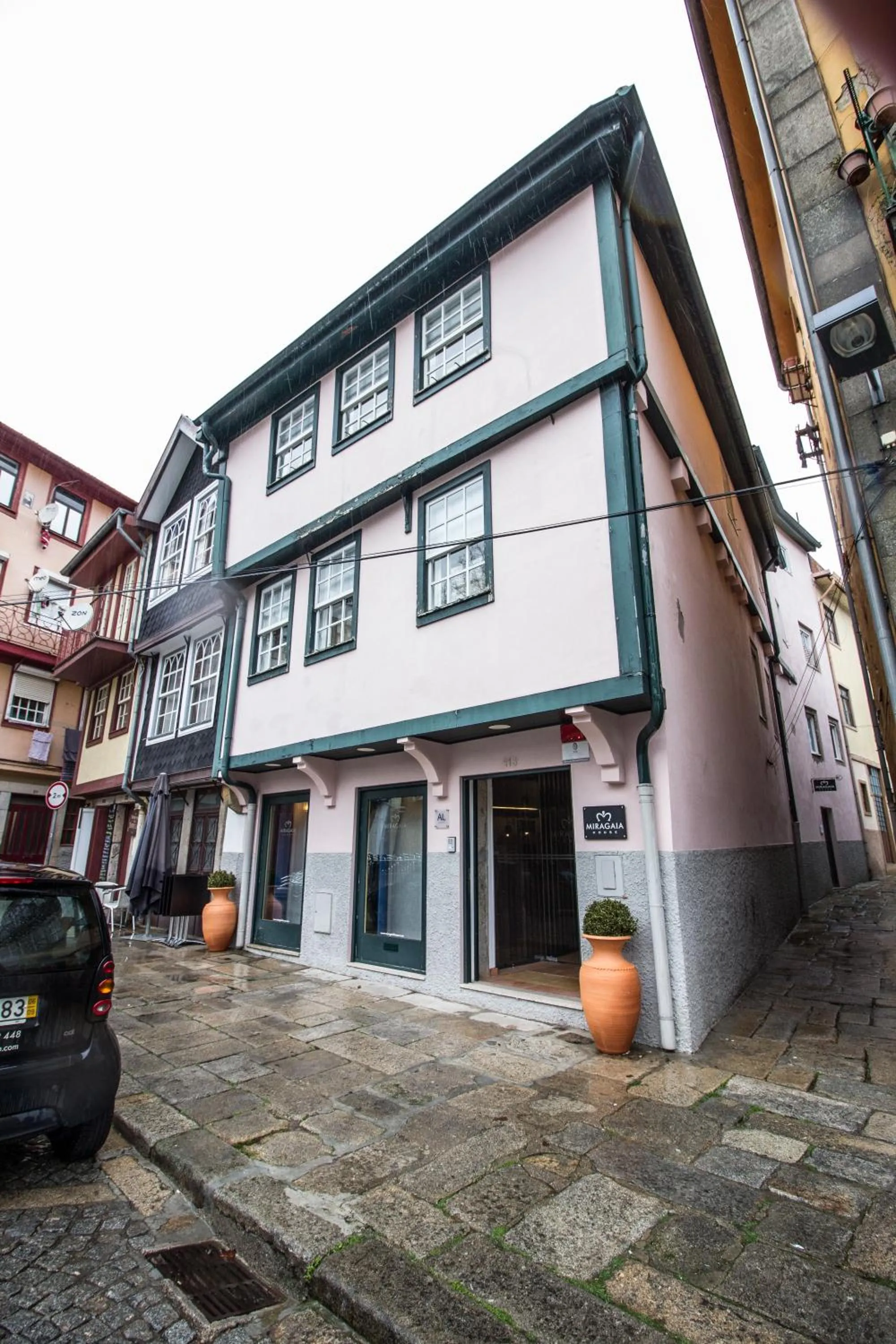 Facade/entrance in Miragaia House