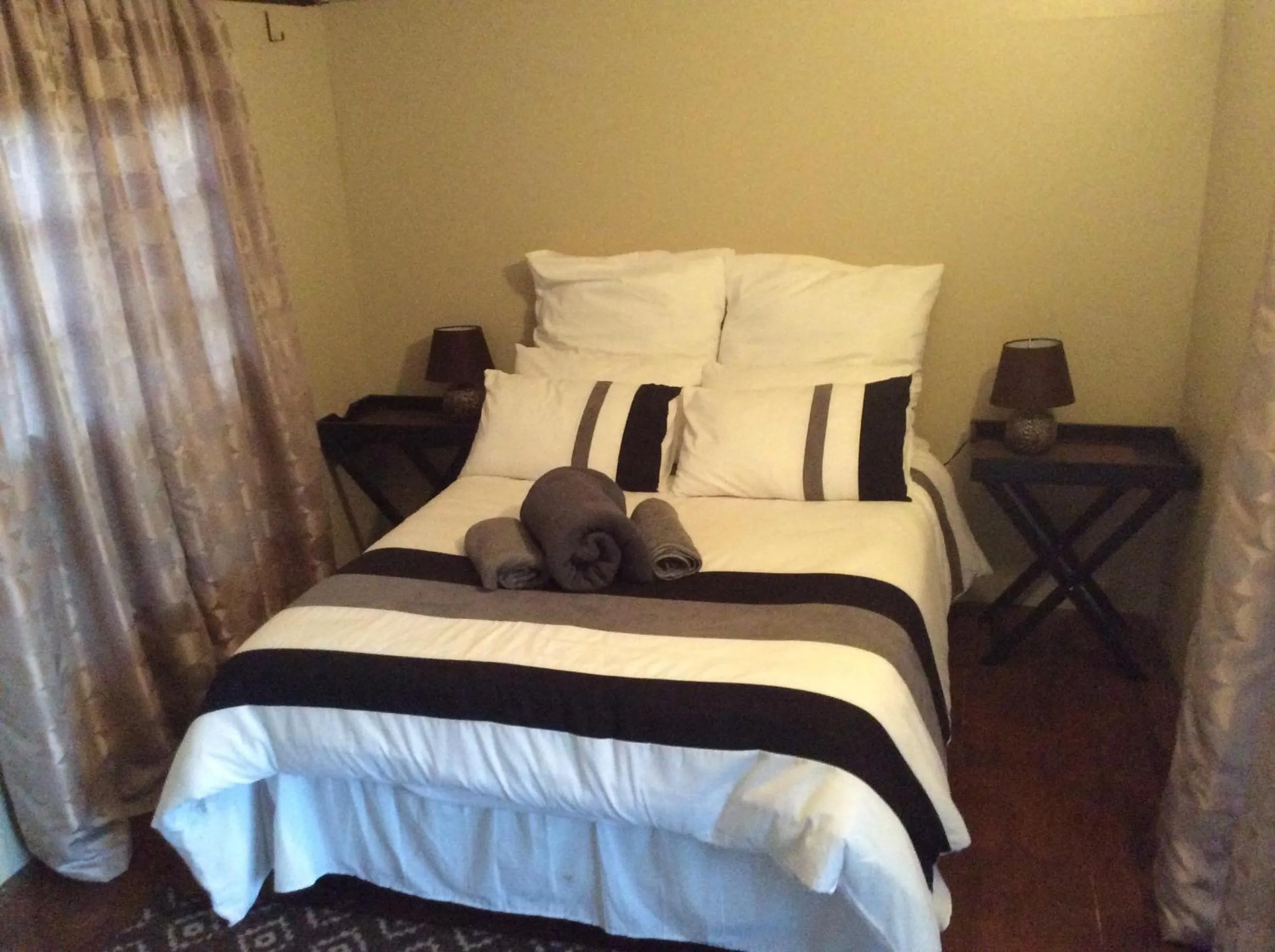 Bathroom, Bed in Klein Paradys Lodge - Polokwane