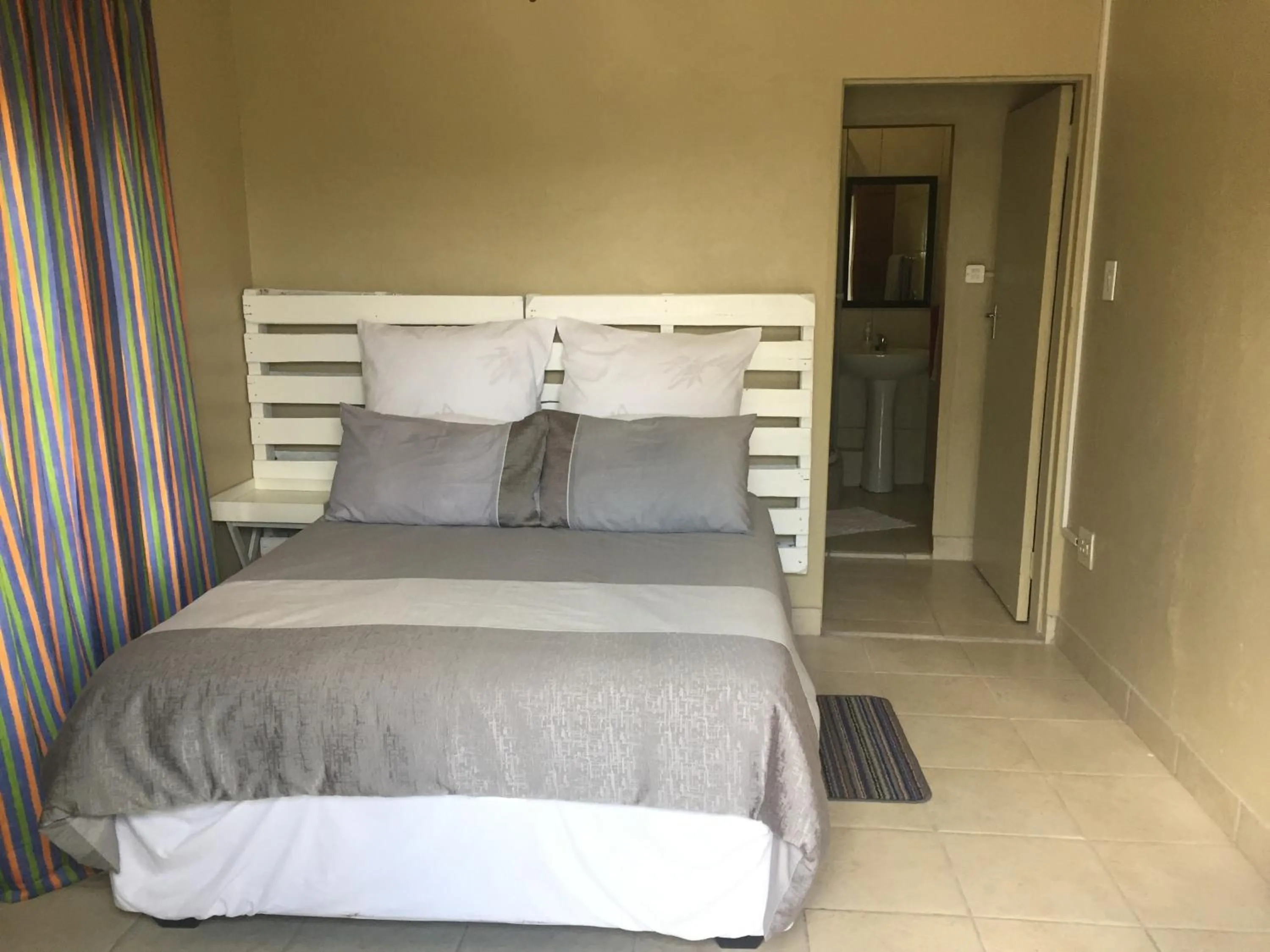 Bedroom, Bed in Klein Paradys Lodge - Polokwane