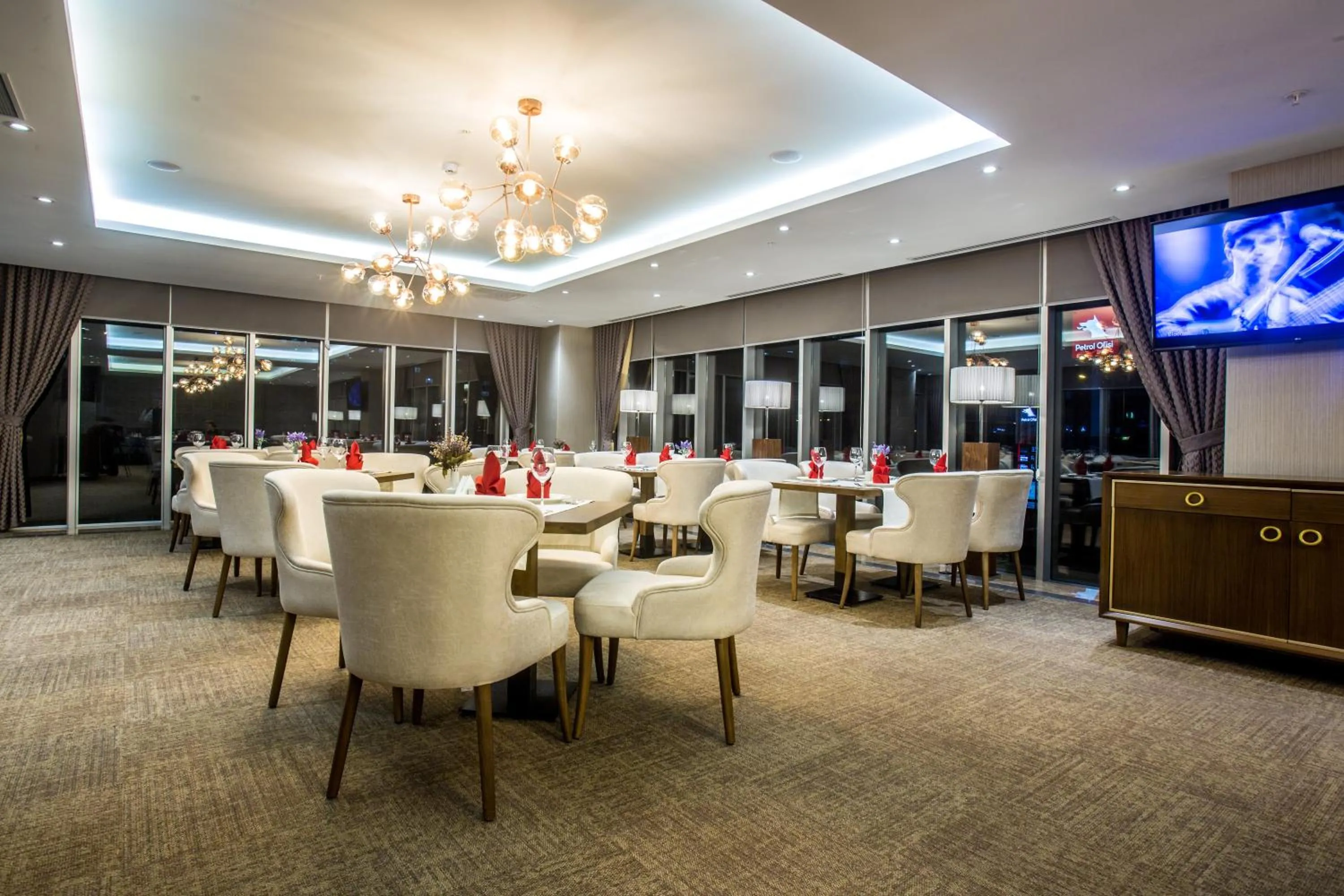 Restaurant/places to eat in Willmont Hotel