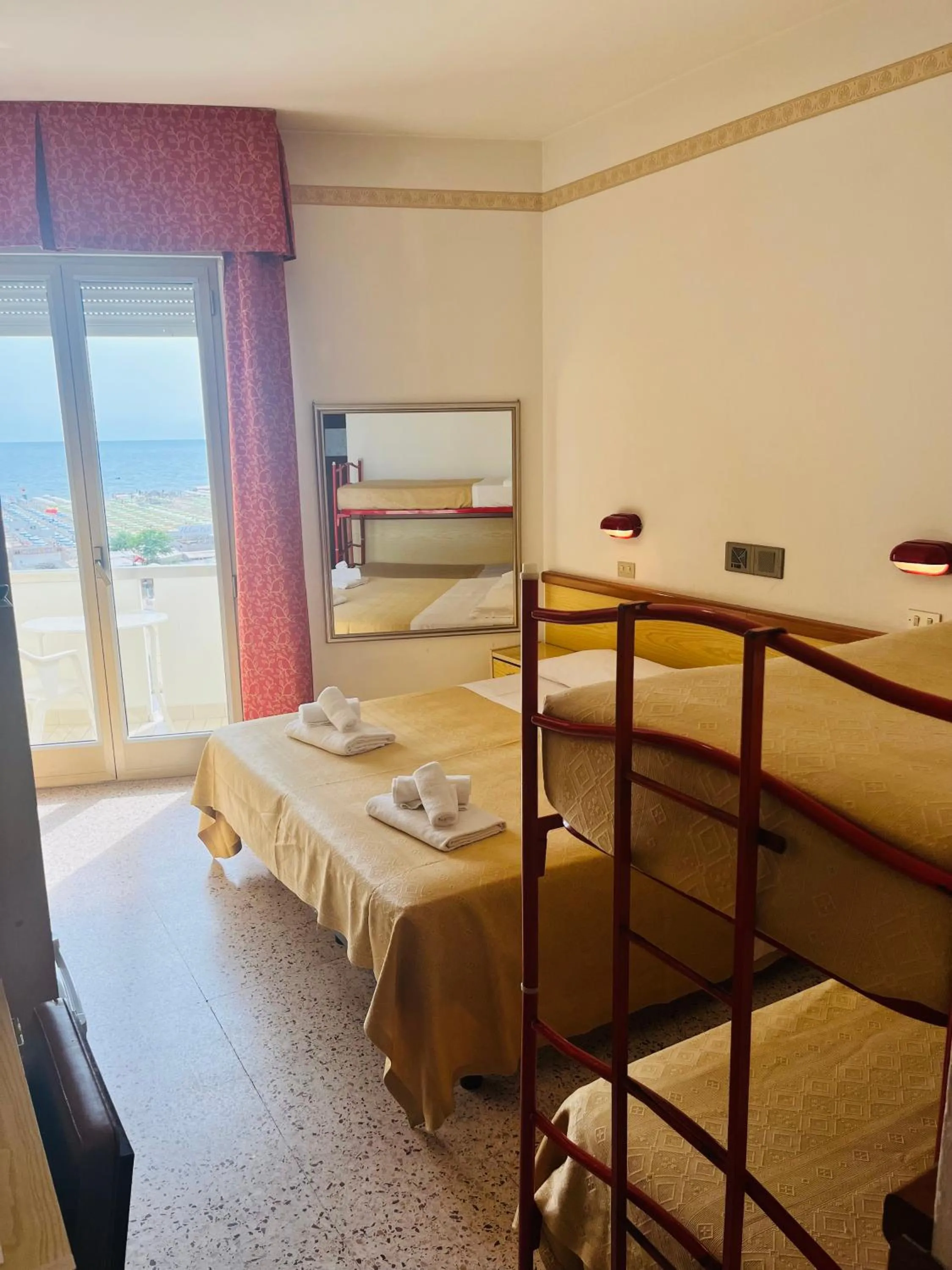 Photo of the whole room, Bed in Hotel Columbia Frontemare