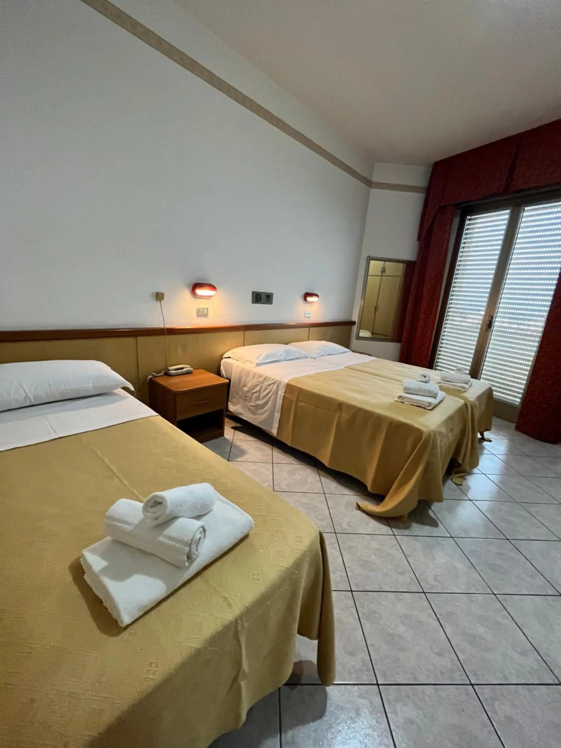 Photo of the whole room, Bed in Hotel Columbia Frontemare