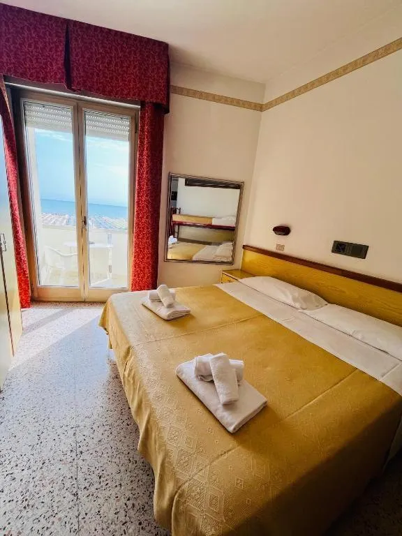 Photo of the whole room, Bed in Hotel Columbia Frontemare