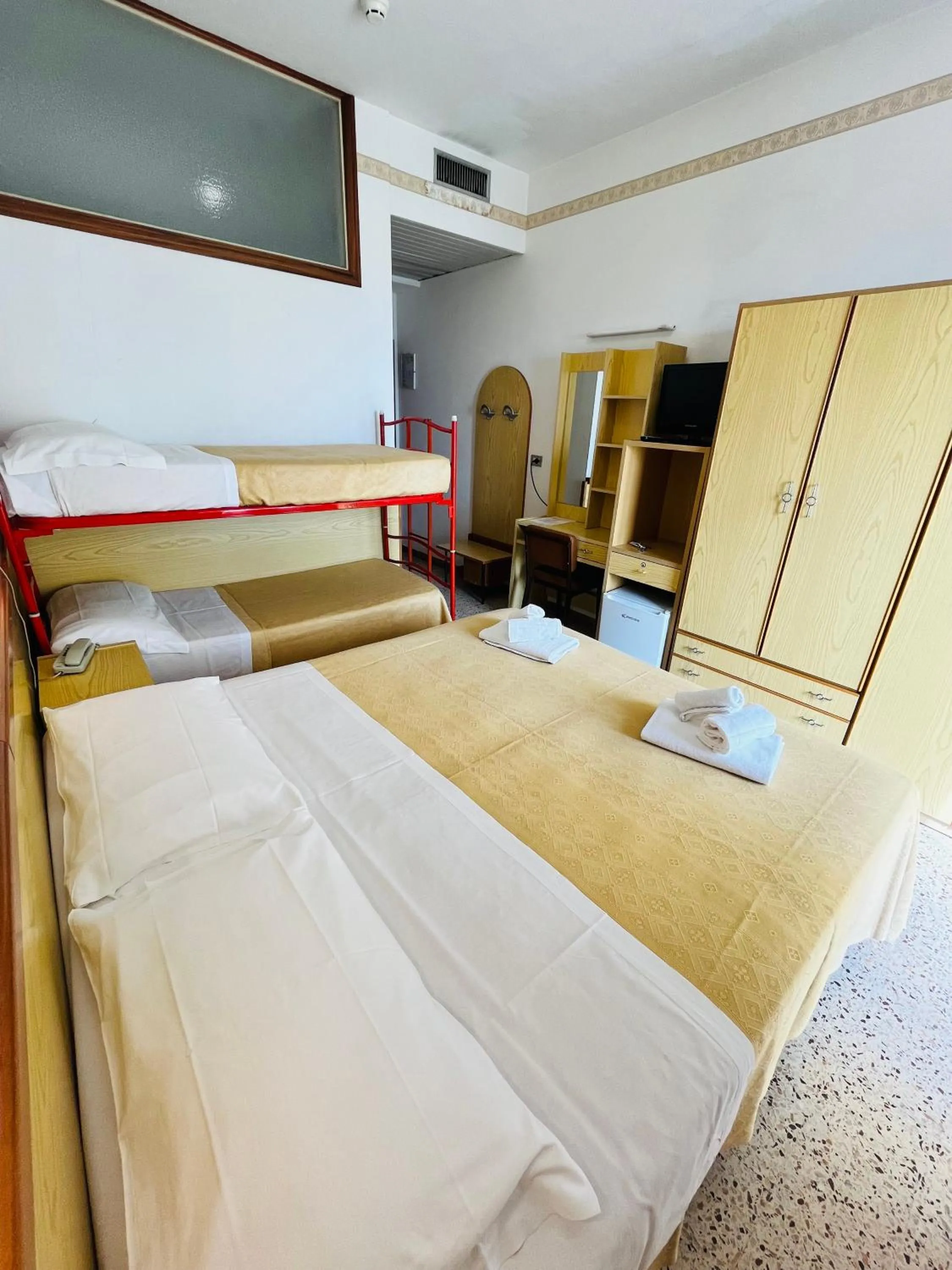 Photo of the whole room, Bed in Hotel Columbia Frontemare